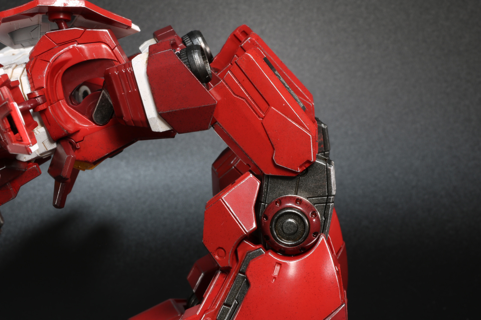 脚部を逆関節に近い位置に変更する