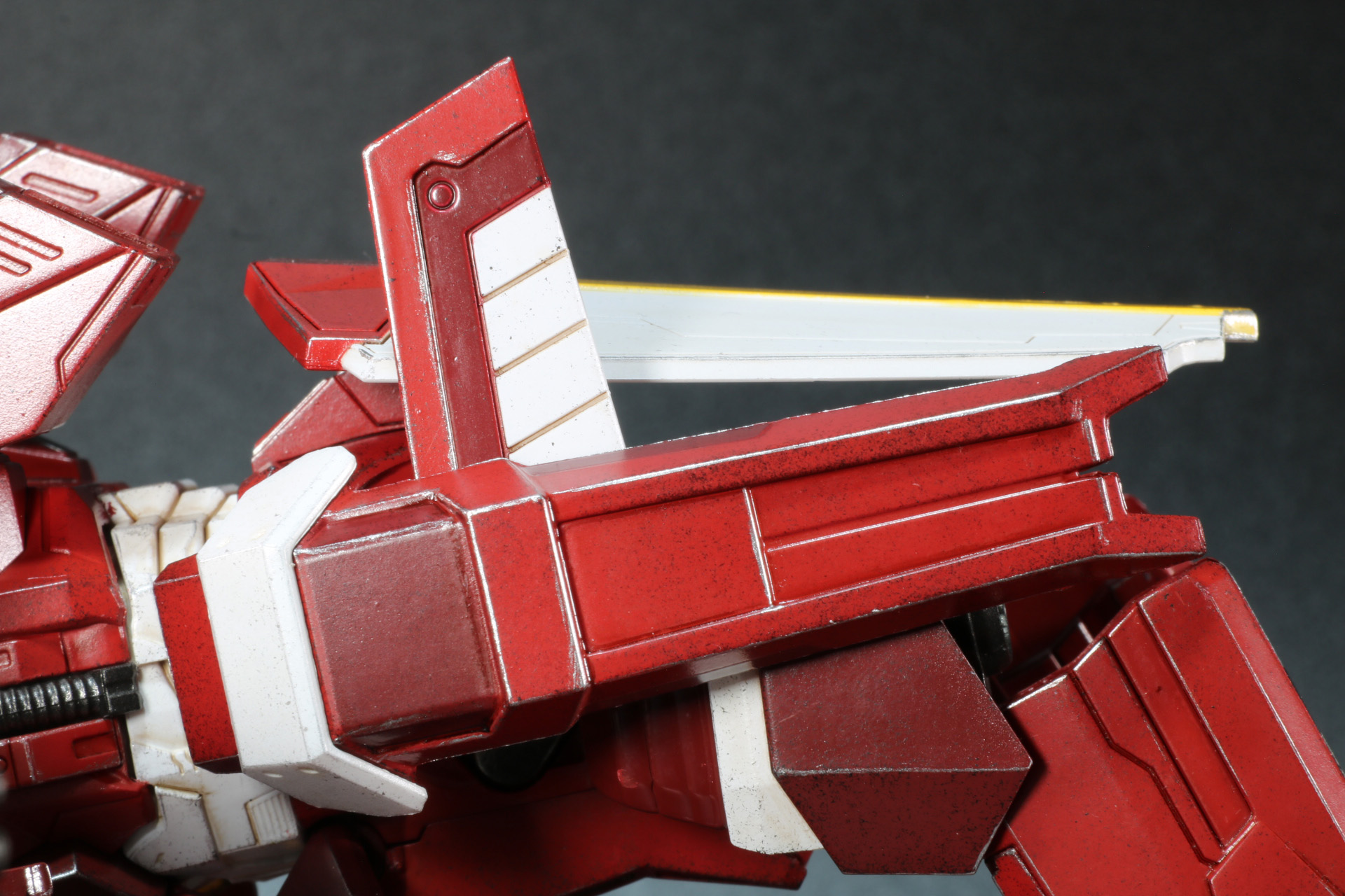 サイドアーマーに収納されているウイングを展開する