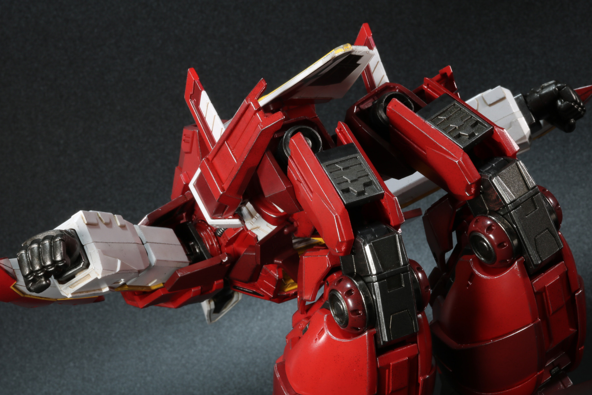 腰部分が可動するので、少し傾斜をつけたポージングが可能