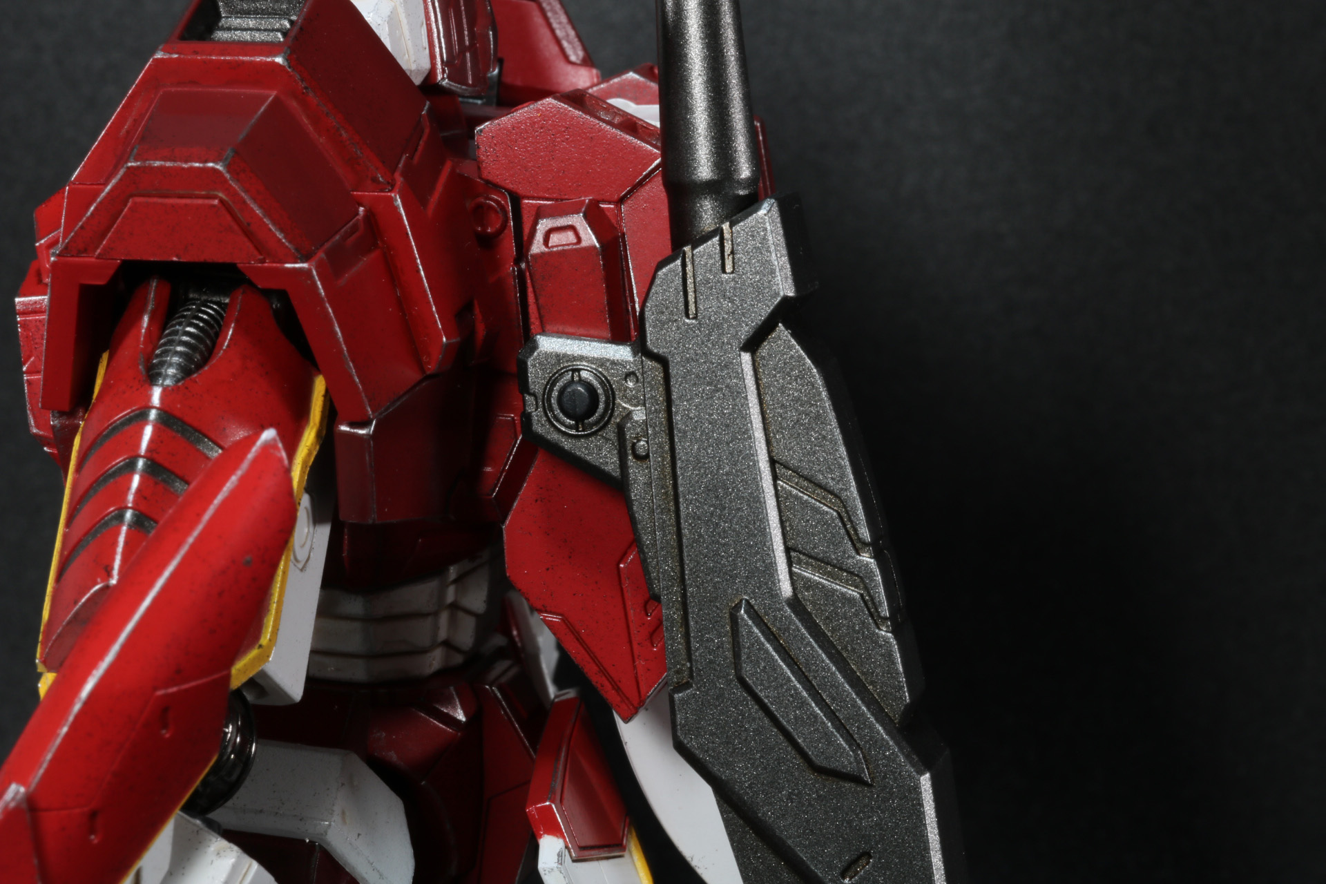 背部装甲の左側面パーツを取り外し、飛装砲に差し替える