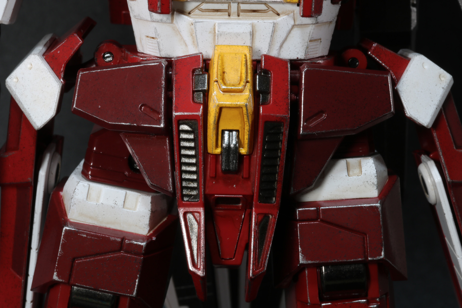 股間部分の黄色パーツを赤いものに変更