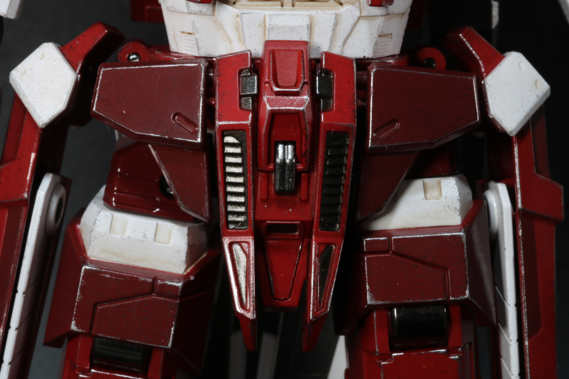 股間部分の黄色パーツを赤いものに変更