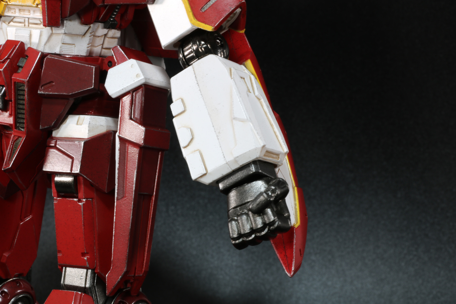 固定ジョイントは左腕の内側に挟み込む形で固定する。盾はボールジョイントによって角度調整が可能