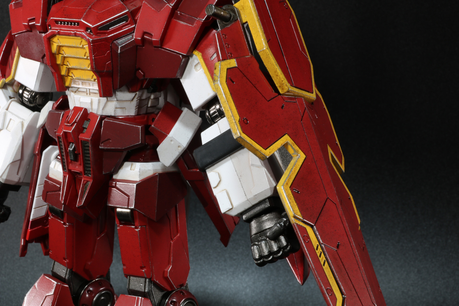 固定ジョイントは左腕の内側に挟み込む形で固定する。盾はボールジョイントによって角度調整が可能