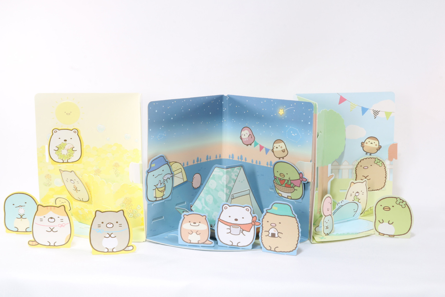 第1弾「すみっコとねこのきょうだい」（左）、「すみっコのナイトキャンプ」（中央）、「すみっコのおさんぽ」（右）