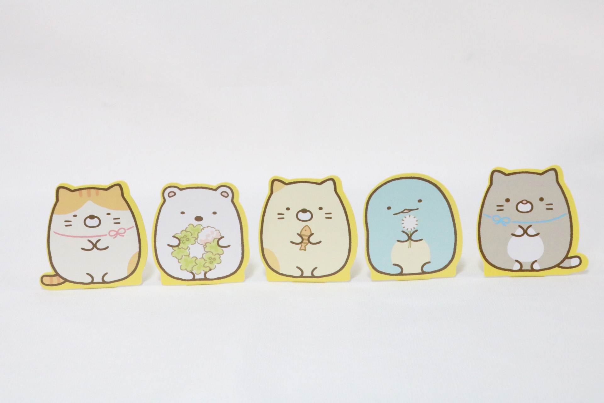 左からねこのきょうだい（トラ）、しろくま、ねこ、とかげ、ねこのきょうだい（グレー）