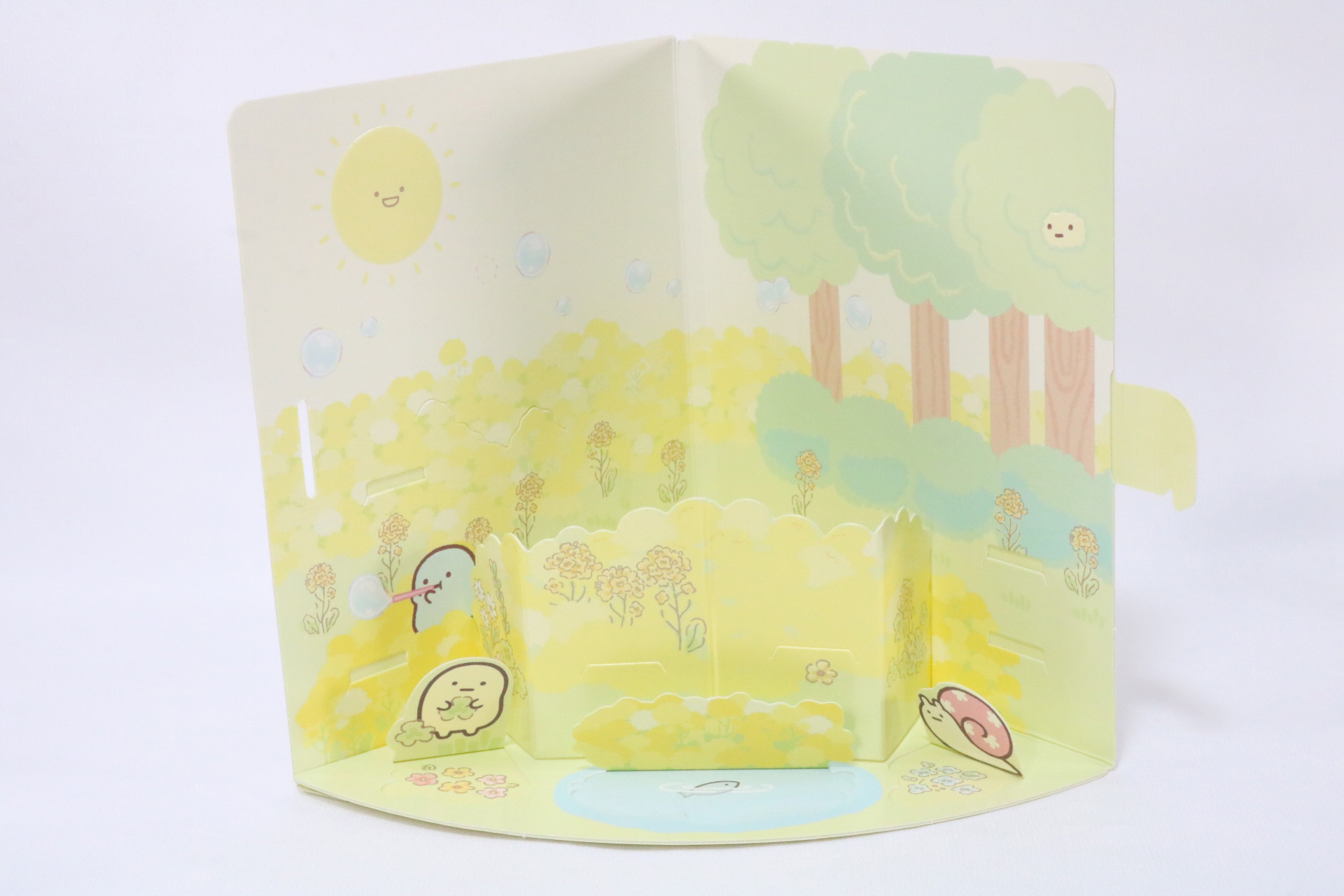 開くと綺麗なお花畑が広がる。たぴおかやにせつむりはめくると登場