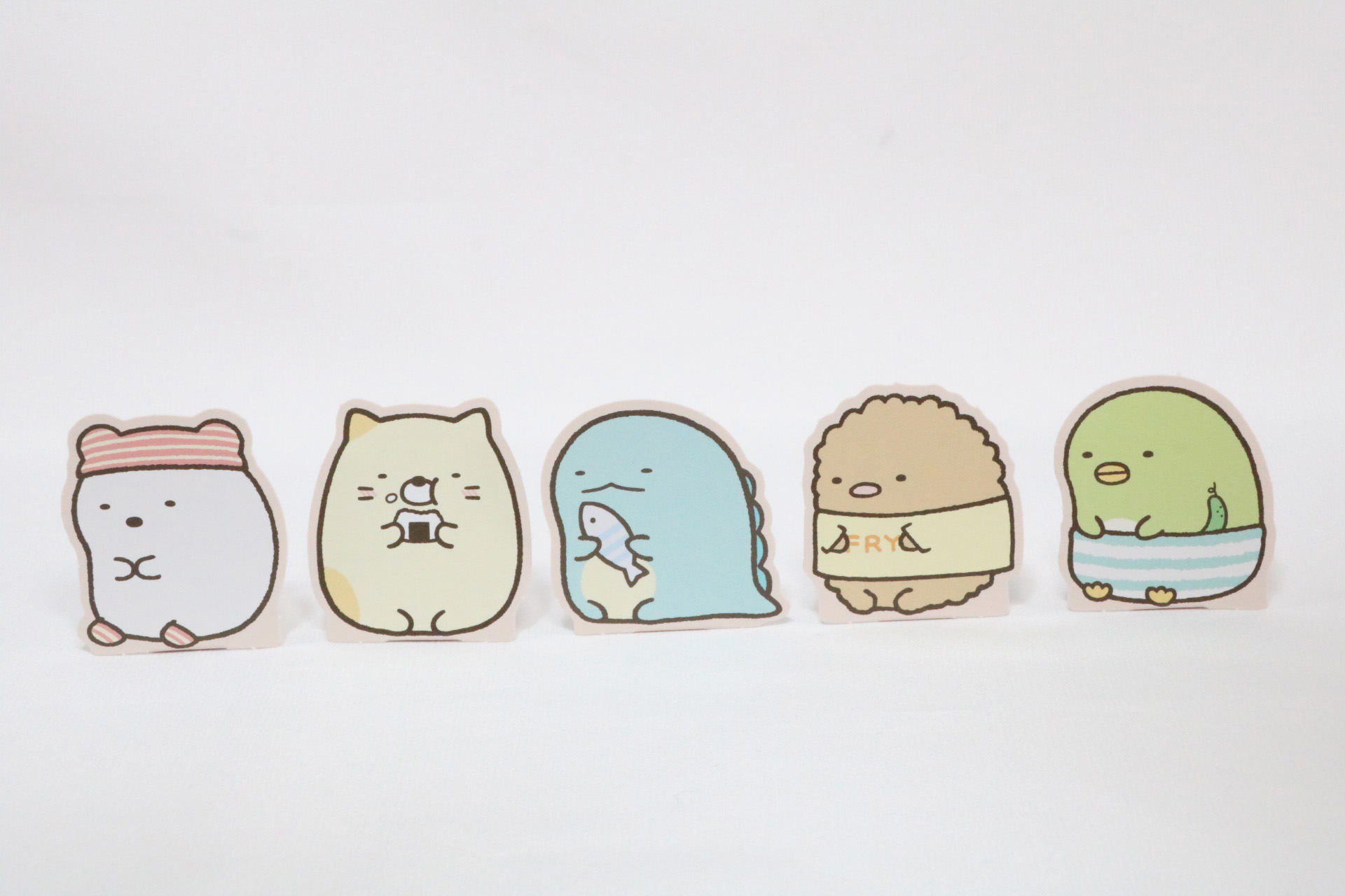 左からしろくま、ねこ、とかげ、とんかつ、ぺんぎん？が登場。くつろぎスタイルのすみっコたちとなっている