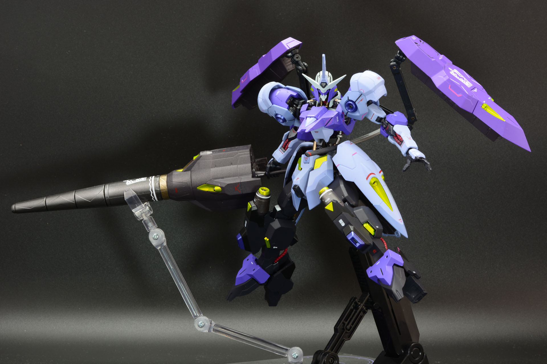 キマリスヴィダールは、大きな飾りのついた頭部や巨大なランスなど、中世の騎士のようなデザインが盛り込まれている