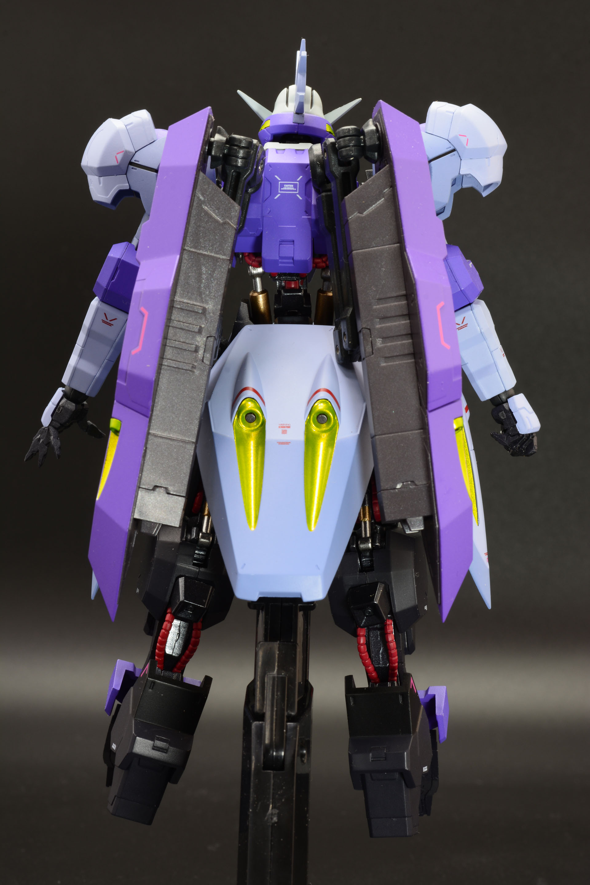 キマリスヴィタール全身。細かく彩色が施され、シールドにはボードウィン家の紋章が描かれるなどマーキングも細かい。シリンダーで繋がれた細い腰、巨大な腰アーマー、背中のアームが支える大きなシールドなどシルエットに大きな特徴がある