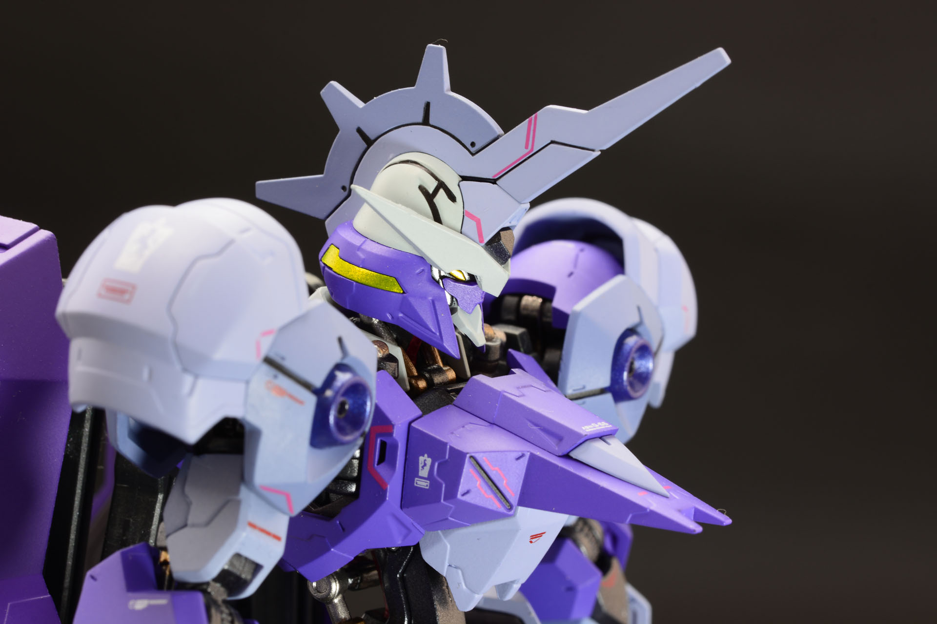 馬のたてがみを思わせる後頭部の飾り。かなり凶悪そうな面構えだ。首のシリンダーや装甲のスジ彫りなど造型の細かさも注目して欲しい