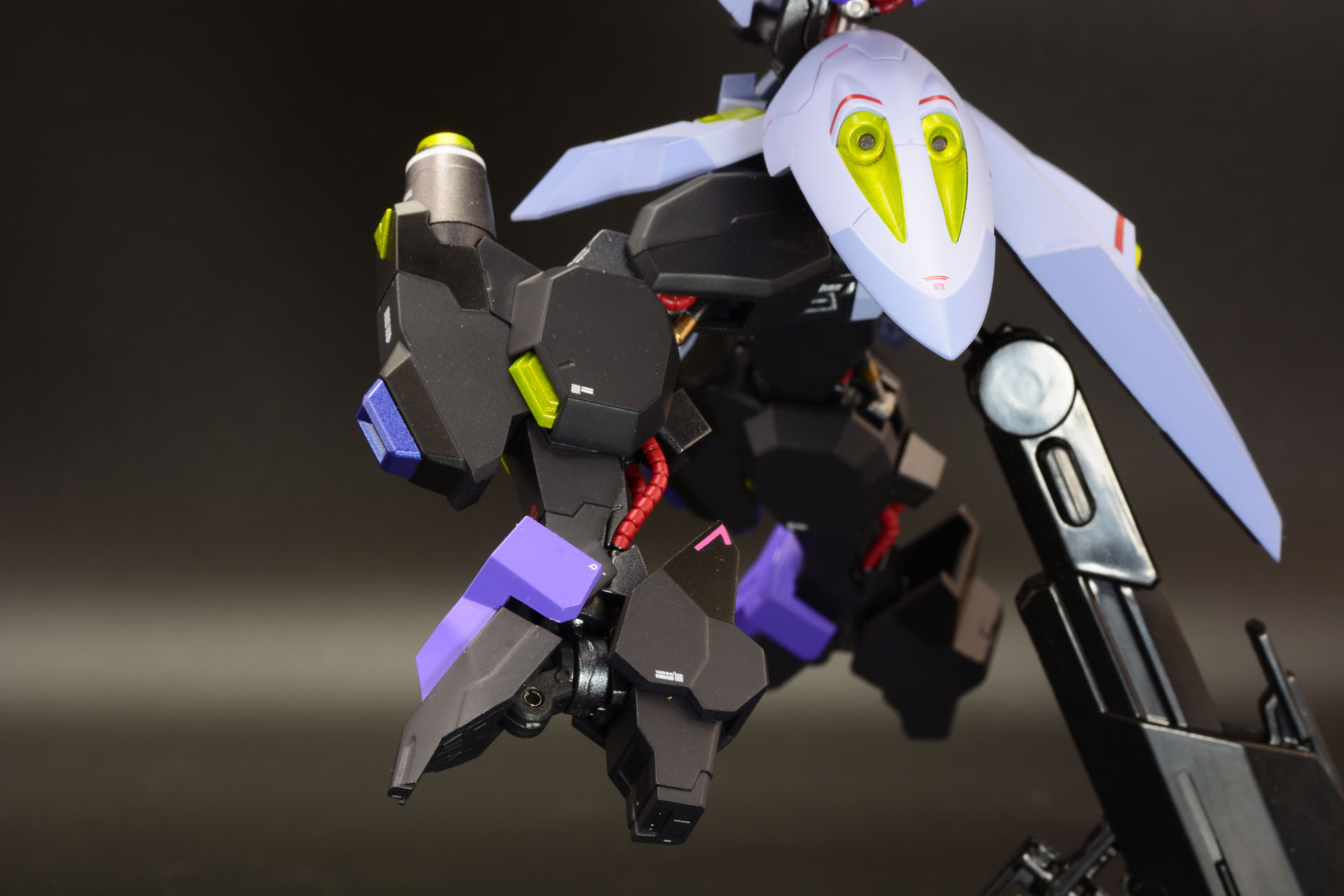 この状態が足裏を最大に開いた状態。つま先とかかとのみが接地するデザイン