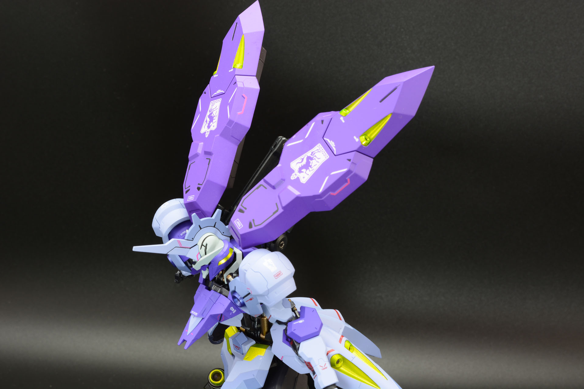 2本の細いアームがシールドをしっかり保持する。アームは可動部が多く様々な形でポーズを維持できるため、シールドで表情付けが可能。防御態勢や加速/制動のためのスラスター制御、翼のように拡げたり、さらには武器として相手に叩きつけるなど、想像力が刺激される