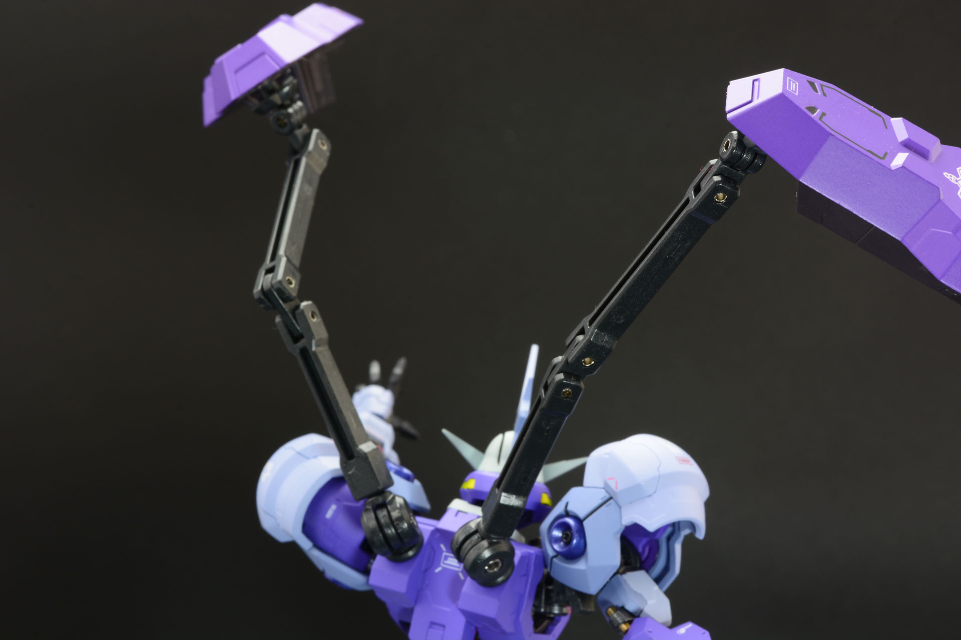 2本の細いアームがシールドをしっかり保持する。アームは可動部が多く様々な形でポーズを維持できるため、シールドで表情付けが可能。防御態勢や加速/制動のためのスラスター制御、翼のように拡げたり、さらには武器として相手に叩きつけるなど、想像力が刺激される