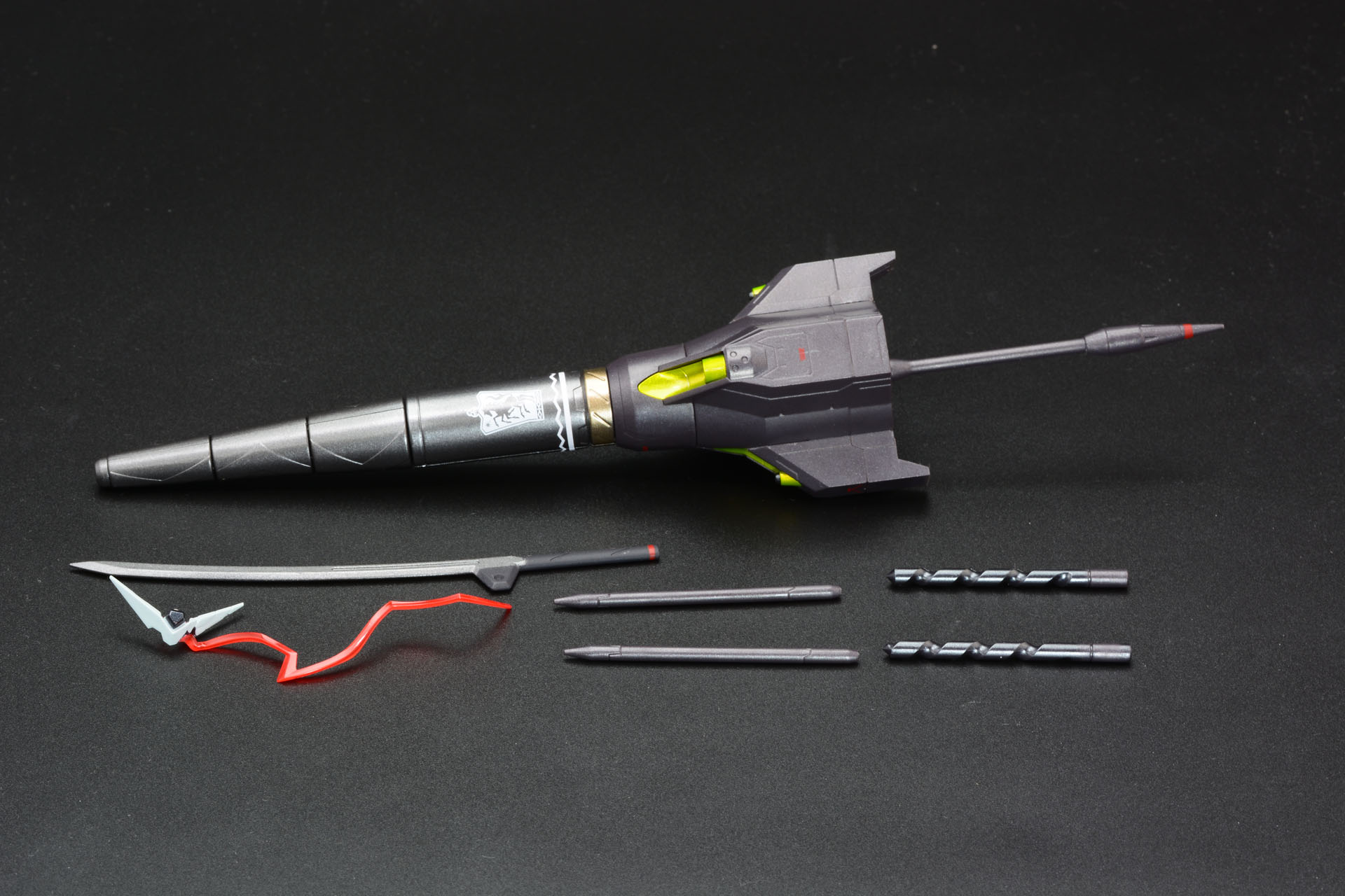 ランスや刀、ダンスレイヴ用の弾体、ドリル刃、エフェクトパーツのついたV字アンテナなどが付属