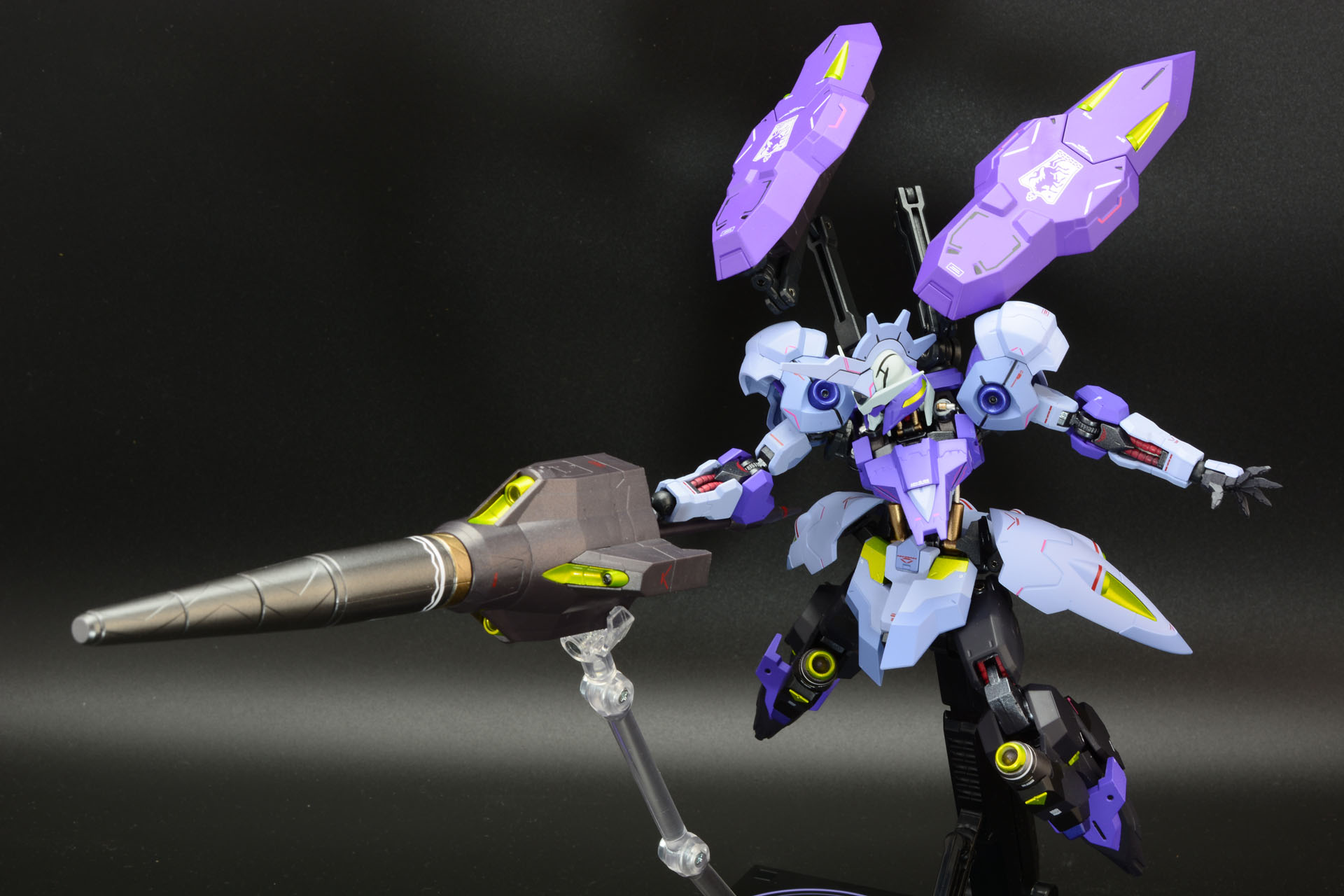 キマリスヴィダールを象徴する武器と言えるドリルランス。この大きさと、機体の突進力を考えれば凄まじい破壊力が想像できる。根元には牽制用の200mm砲が備え付けられており、遠距離戦も対応できる