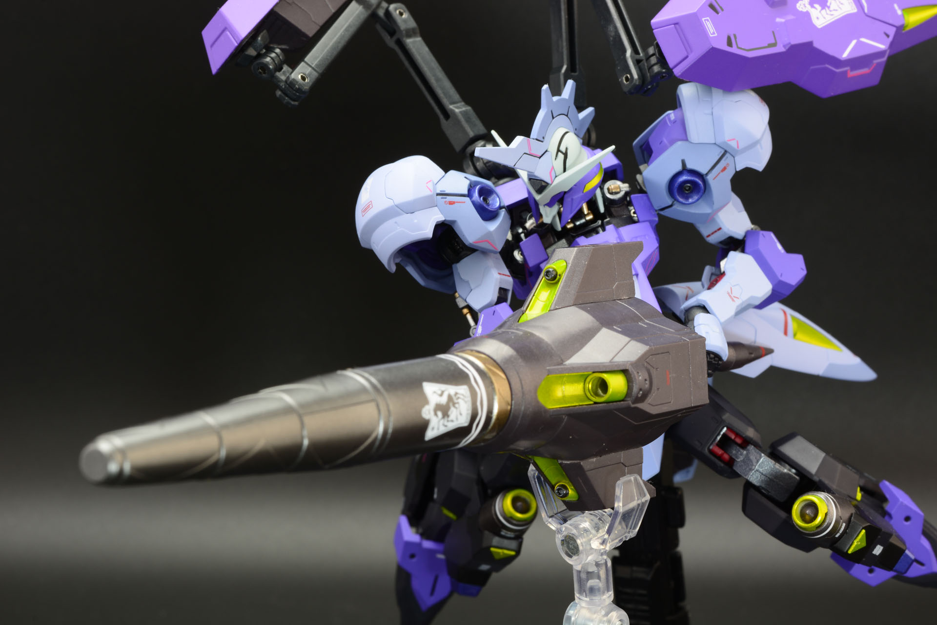 キマリスヴィダールを象徴する武器と言えるドリルランス。この大きさと、機体の突進力を考えれば凄まじい破壊力が想像できる。根元には牽制用の200mm砲が備え付けられており、遠距離戦も対応できる