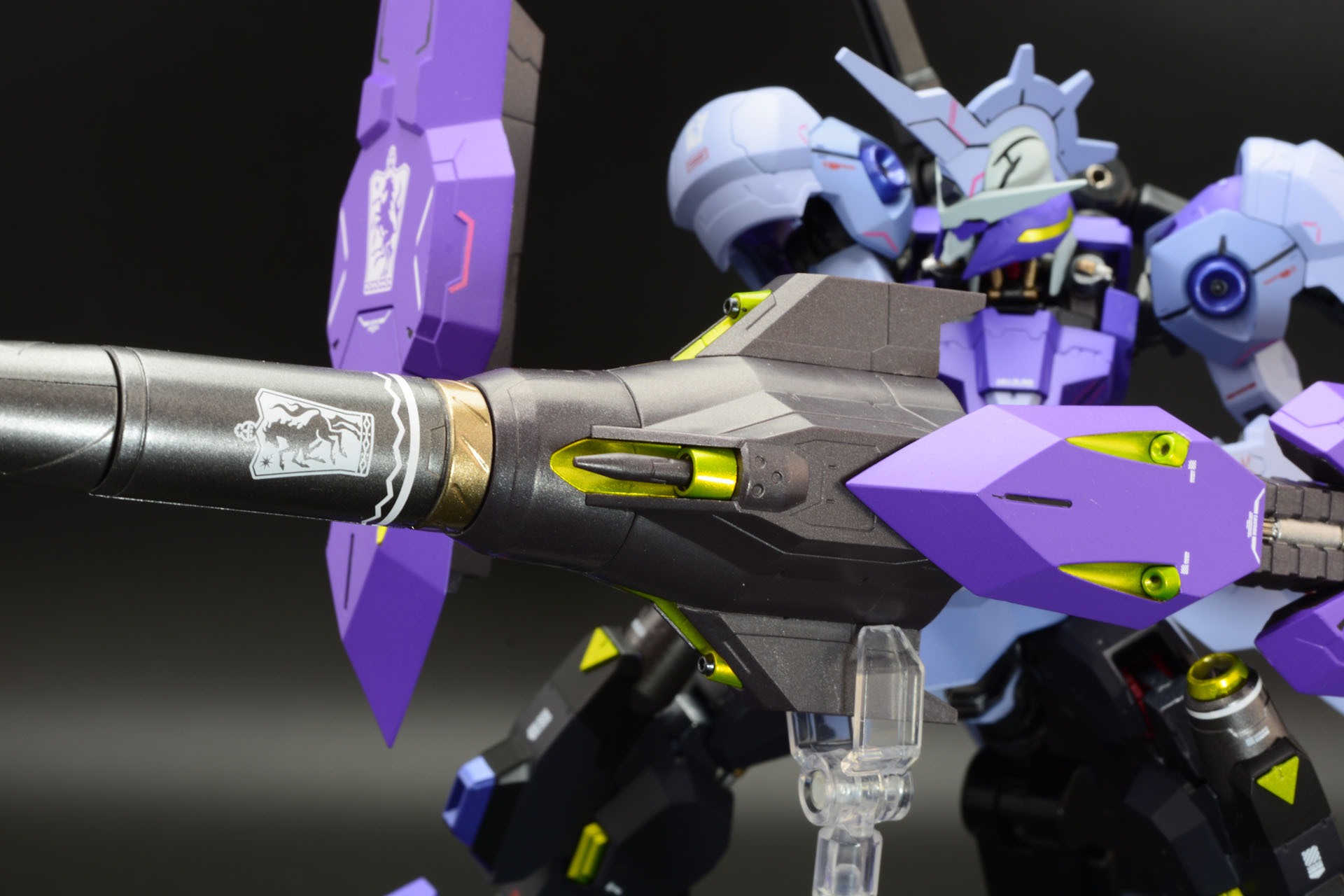 シールドを合体させると、弾体の先がランスの発射口から顔を出す。玩具的楽しさがあるギミックだ