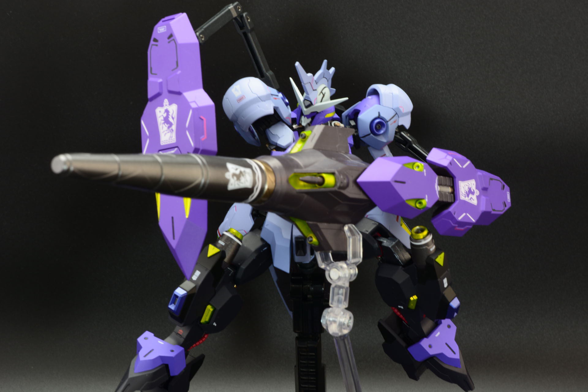 ランスの発射機構を使い、電磁機構を使って弾体を打ち出す。ダンスレイヴは強固な装甲を持つMSに有効な遠距離武器である。キマリスヴィダール自身は劇中ではダンスレイヴは使わなかったが、他のMSがその凄まじい破壊力を披露した。その武器がキマリスヴィダールにも装備されているという設定が良いのだ