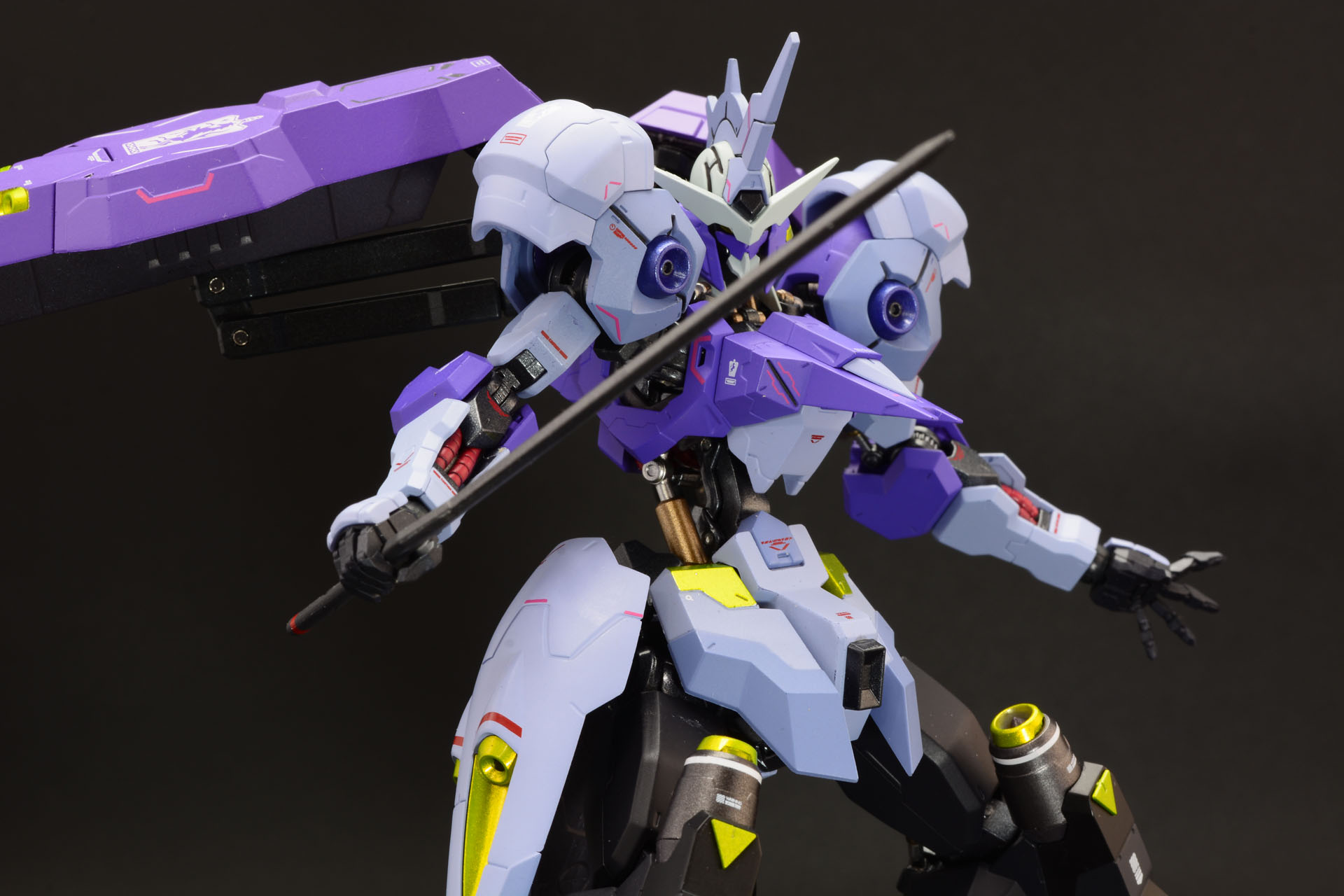 刀はキマリスヴィダールの近接用の武器だ。劇中でもこの武器でマクギリスをたじろかせる強力な斬撃を繰り出した