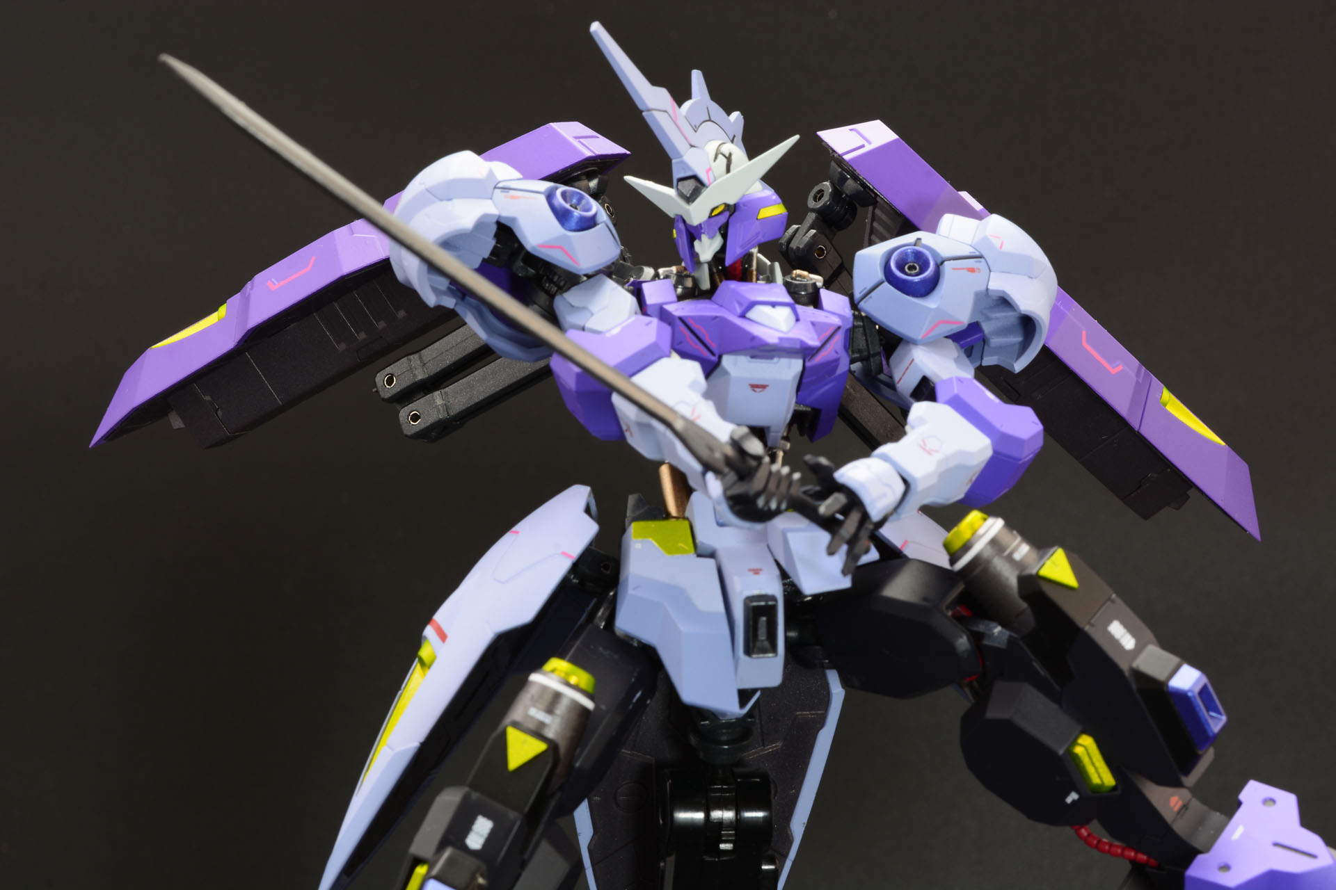 刀はキマリスヴィダールの近接用の武器だ。劇中でもこの武器でマクギリスをたじろかせる強力な斬撃を繰り出した