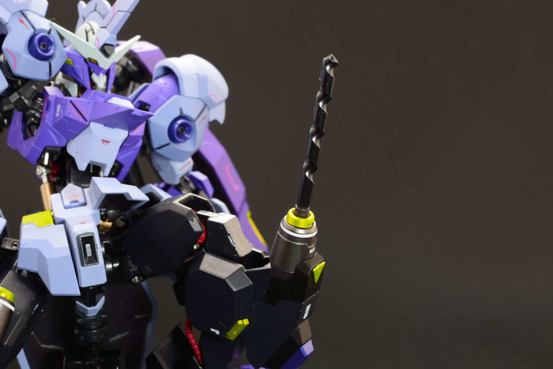 基部を交換することでドリル刃が飛び出した状態を再現できる