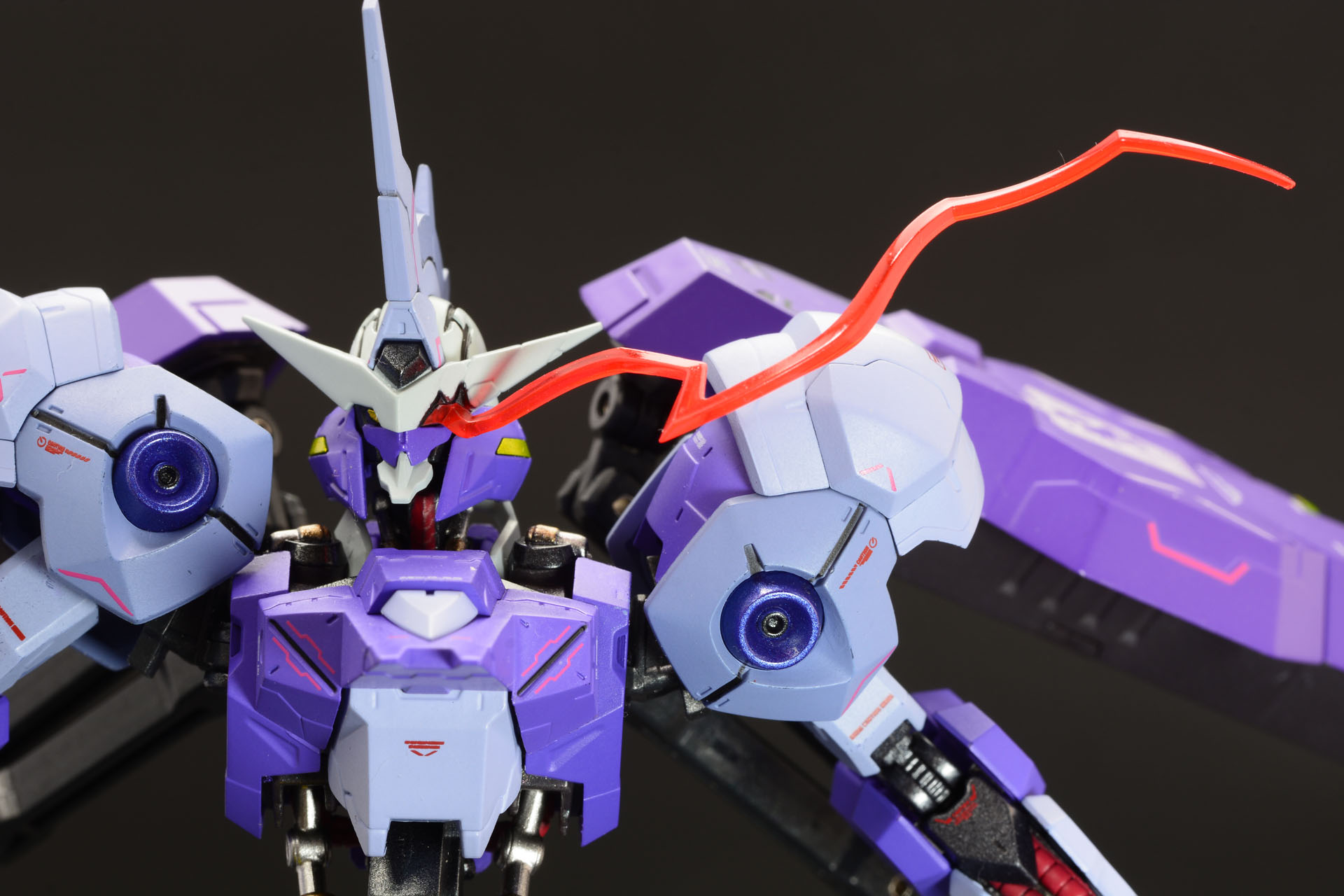 V字アンテナを交換することで左目が赤く光り、軌跡を描く演出が可能に