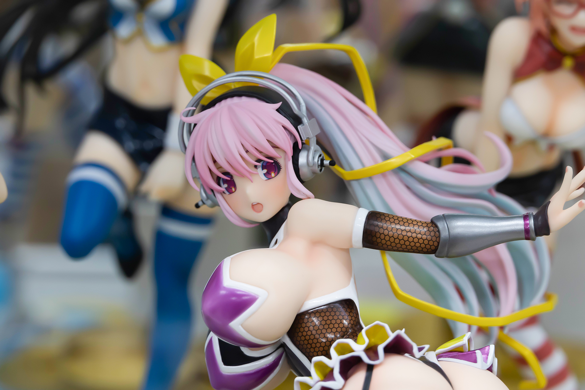 後ろを振り返るそに子