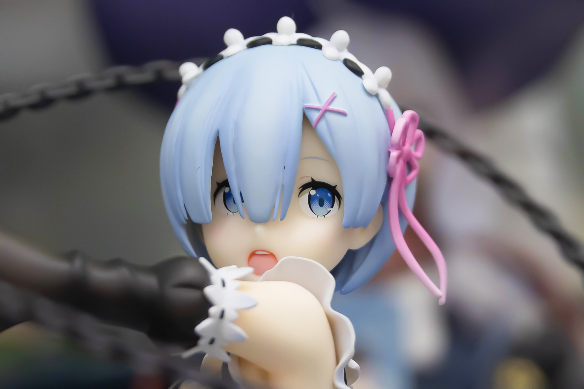 青くて大きな瞳は、よく見るとかなり細かく彩色されている