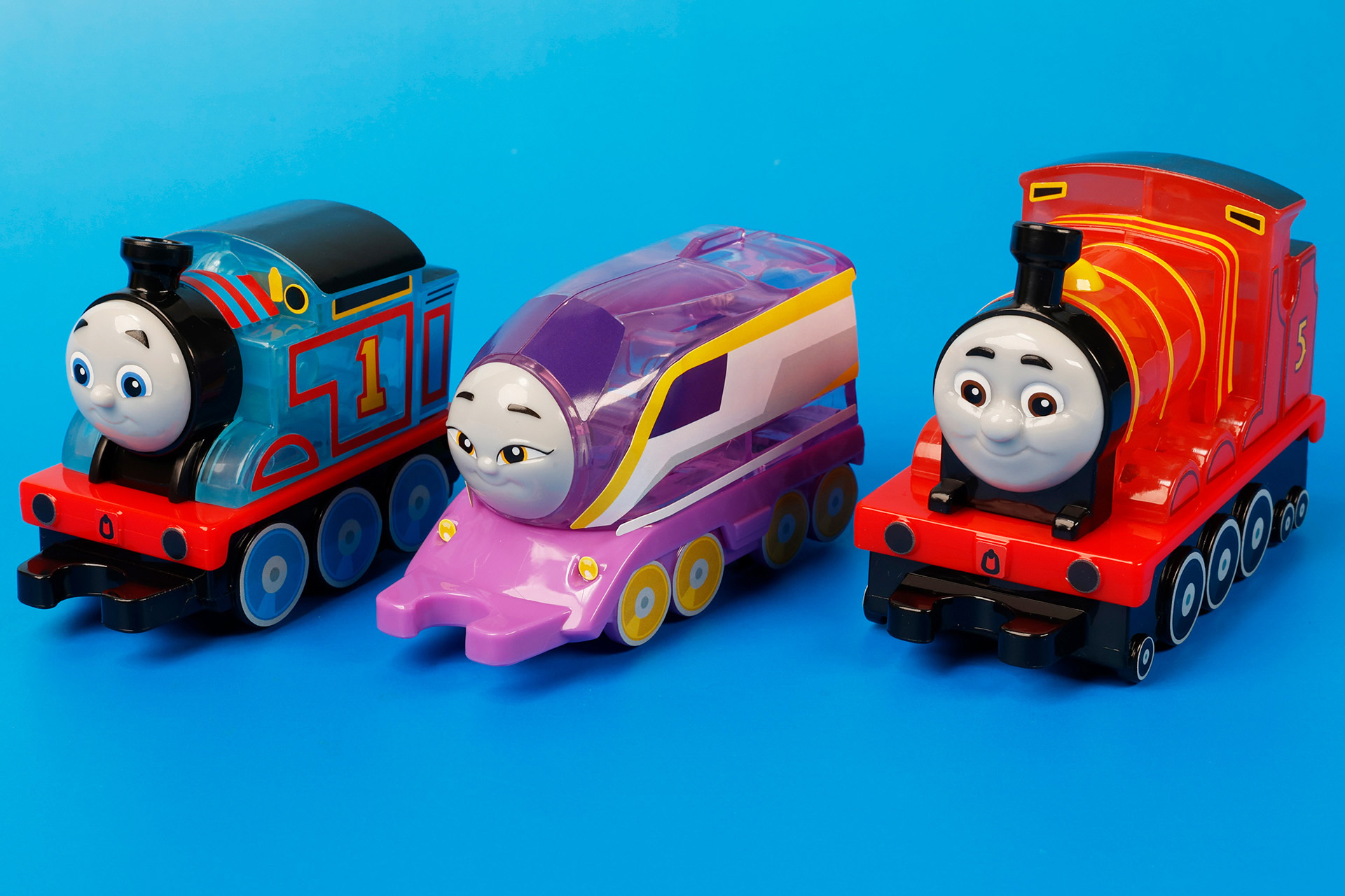 こちらが第1弾（1月13日～1月19日）のハッピーセット「きかんしゃトーマス」に登場するおもちゃ。写真左から「トーマス」、「カナ」、「ジェームス」