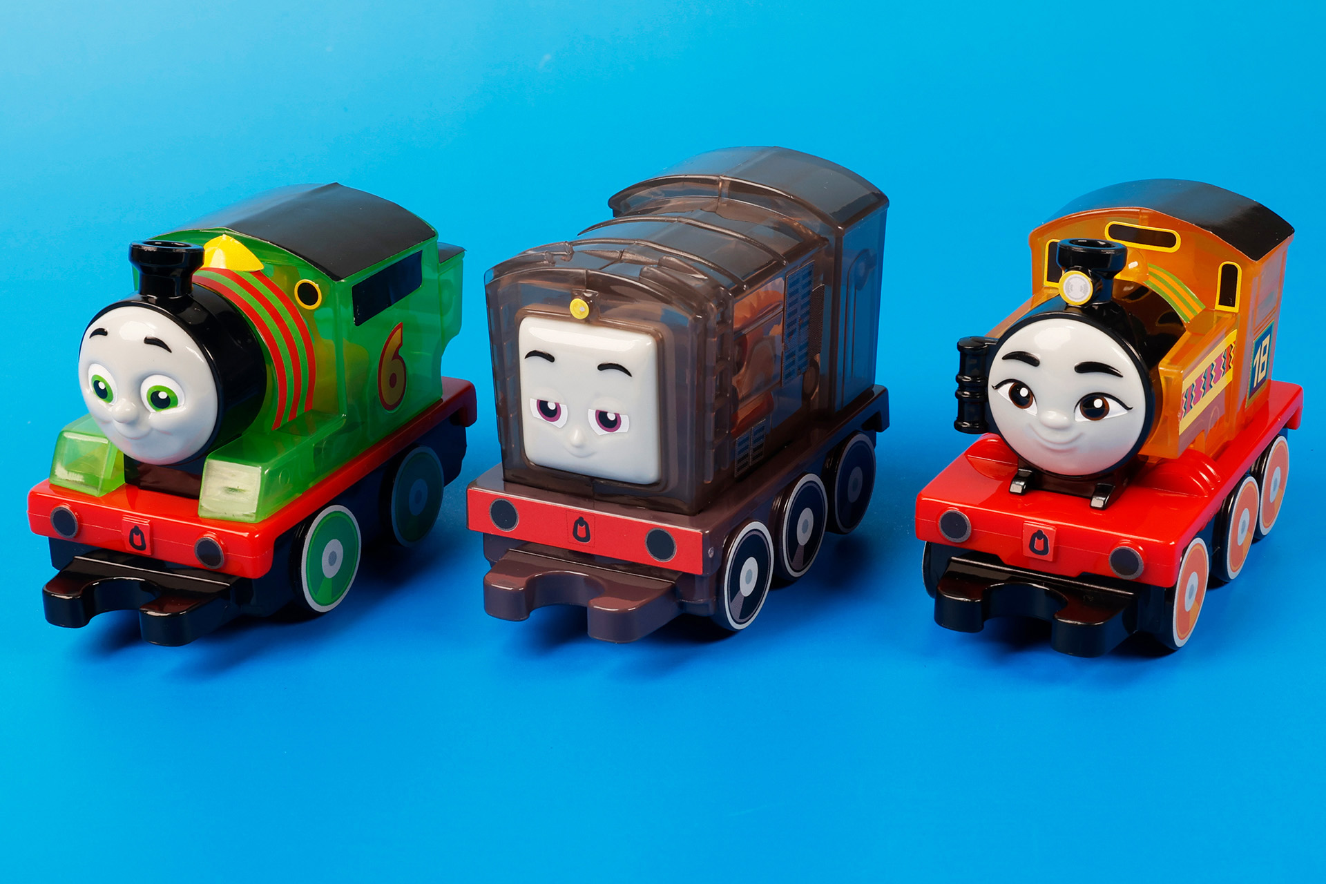 こちらが第2弾（1月20日～1月26日）のハッピーセット「きかんしゃトーマス」に登場するおもちゃ。写真左から「パーシー」、「ディーゼル」、「ニア」