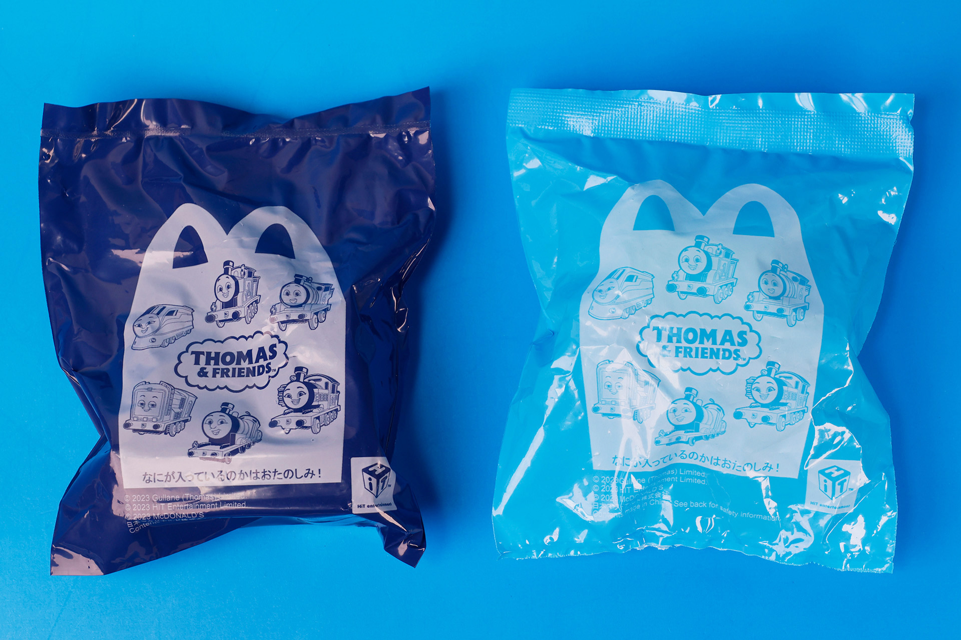 こちらが今回のおもちゃ袋。紺色の袋が第1弾、水色の袋が第2弾だ