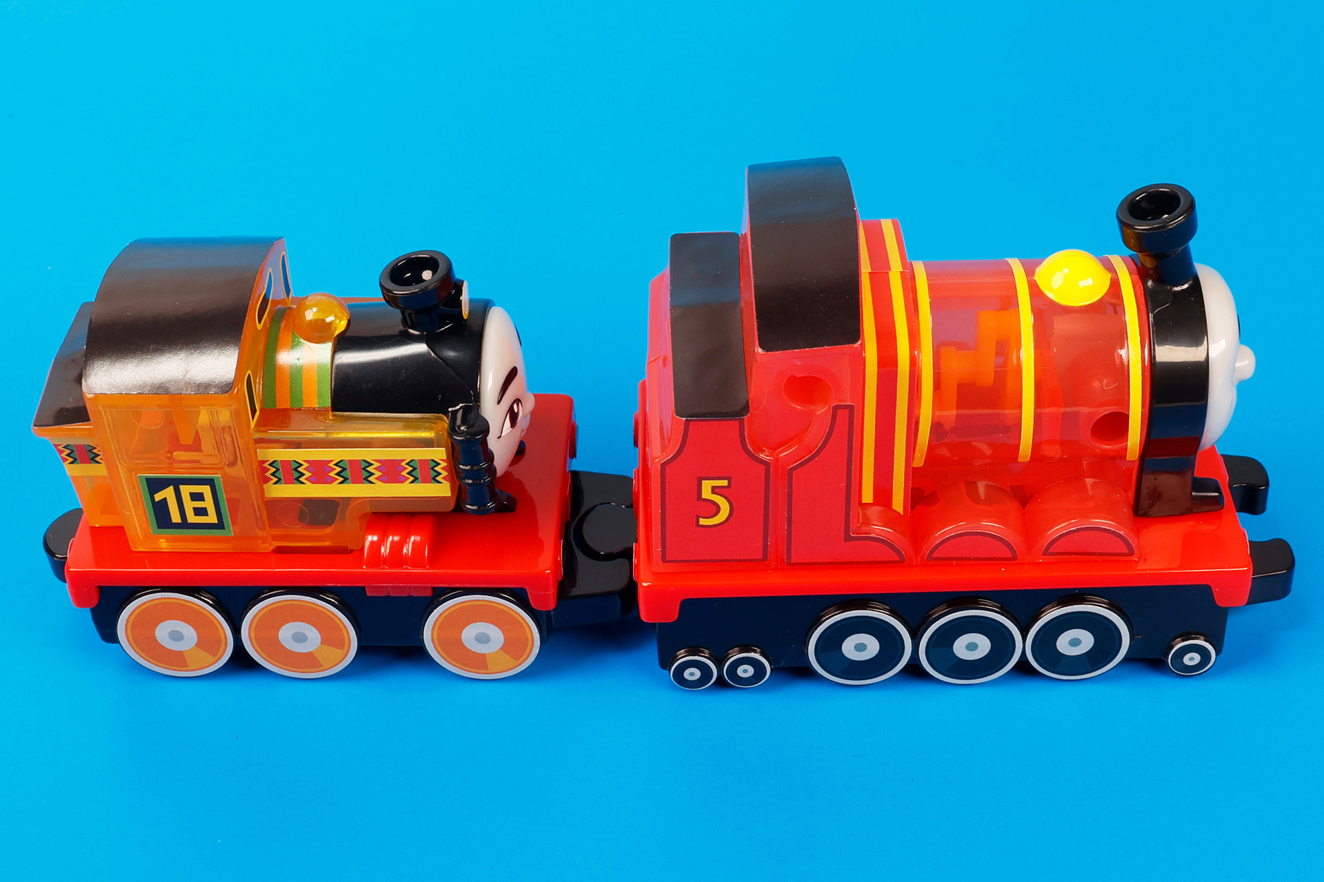 それぞれの機関車同士はこのように連結することができる