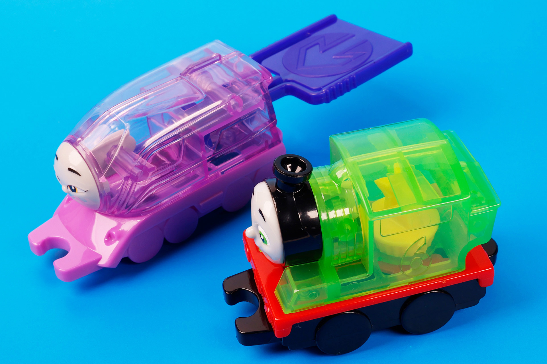 ボディ部分はクリア素材が採用されており、中身の仕掛けが見える仕組みになっている