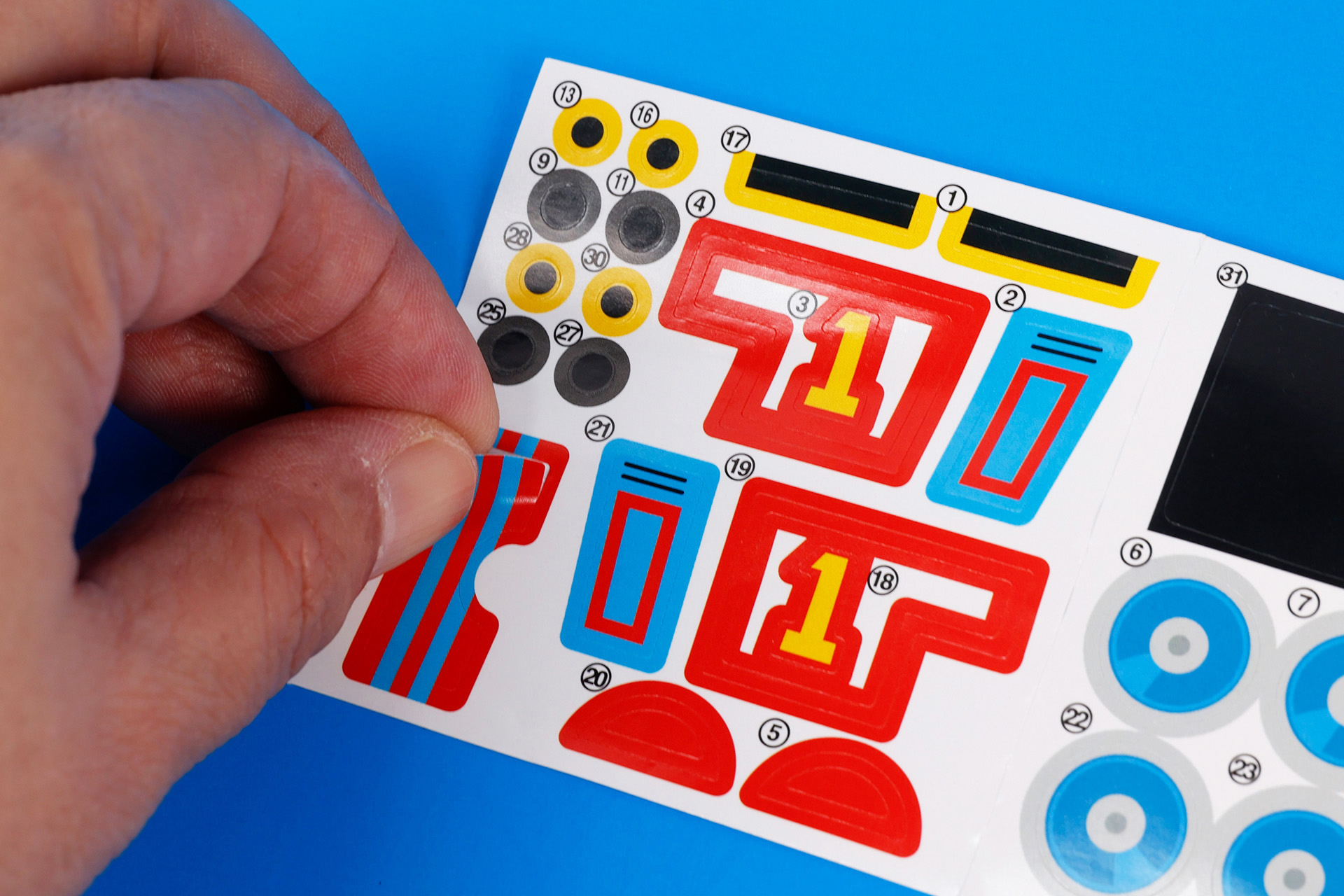 まずは「トーマス」にシールを貼っていこう