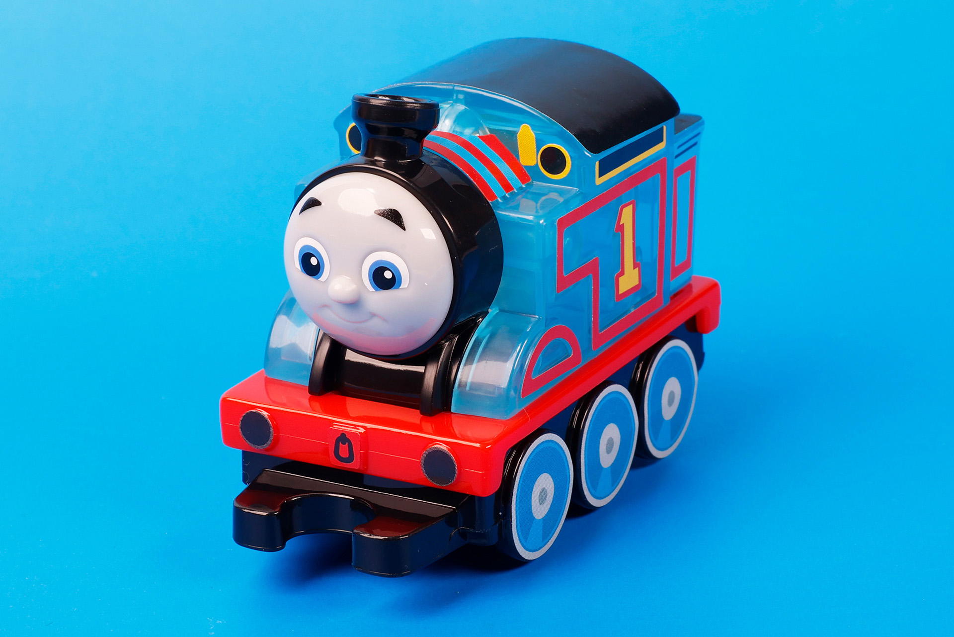 クリアパーツが使われていることもあり、青い本体がかっこよく見える