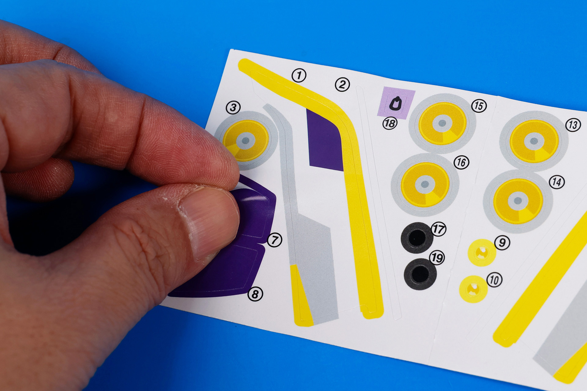 点数はそれほど多くのないので、サクッとシールを貼っていこう