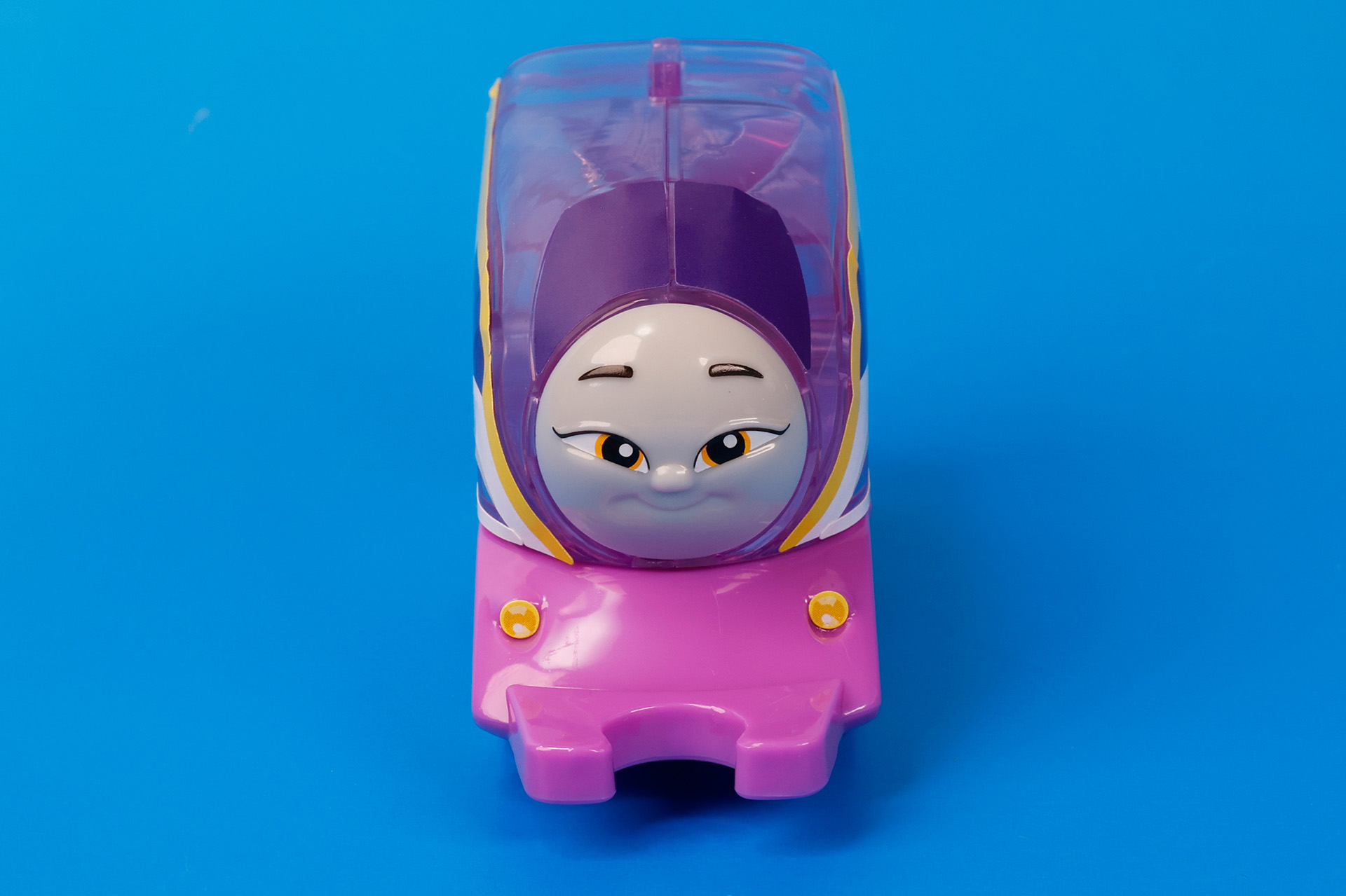 「カナ」を前面から見たところ。最新鋭の車両といった雰囲気だ