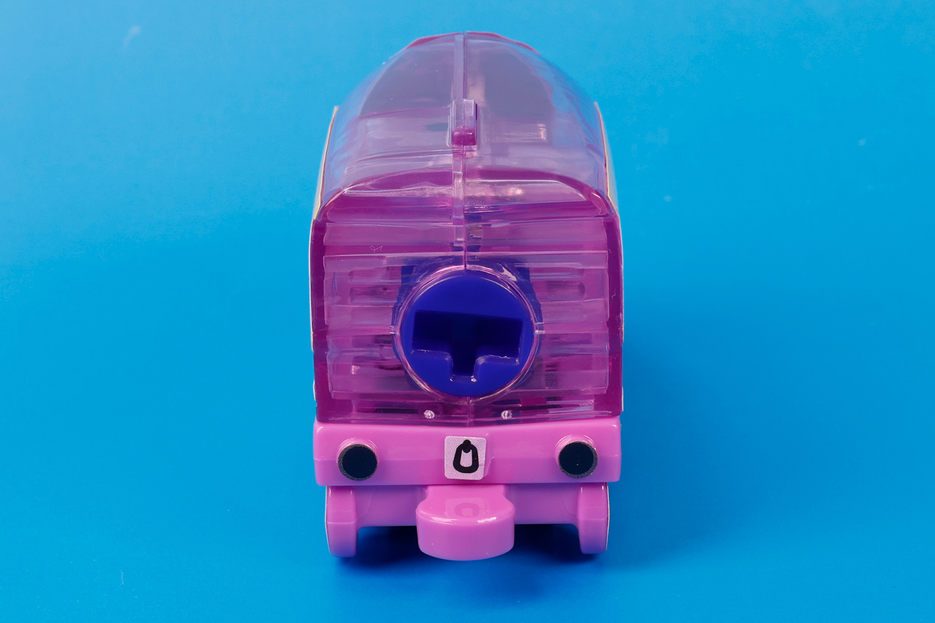 背面側の青い部分に、付属のカギが差し込める