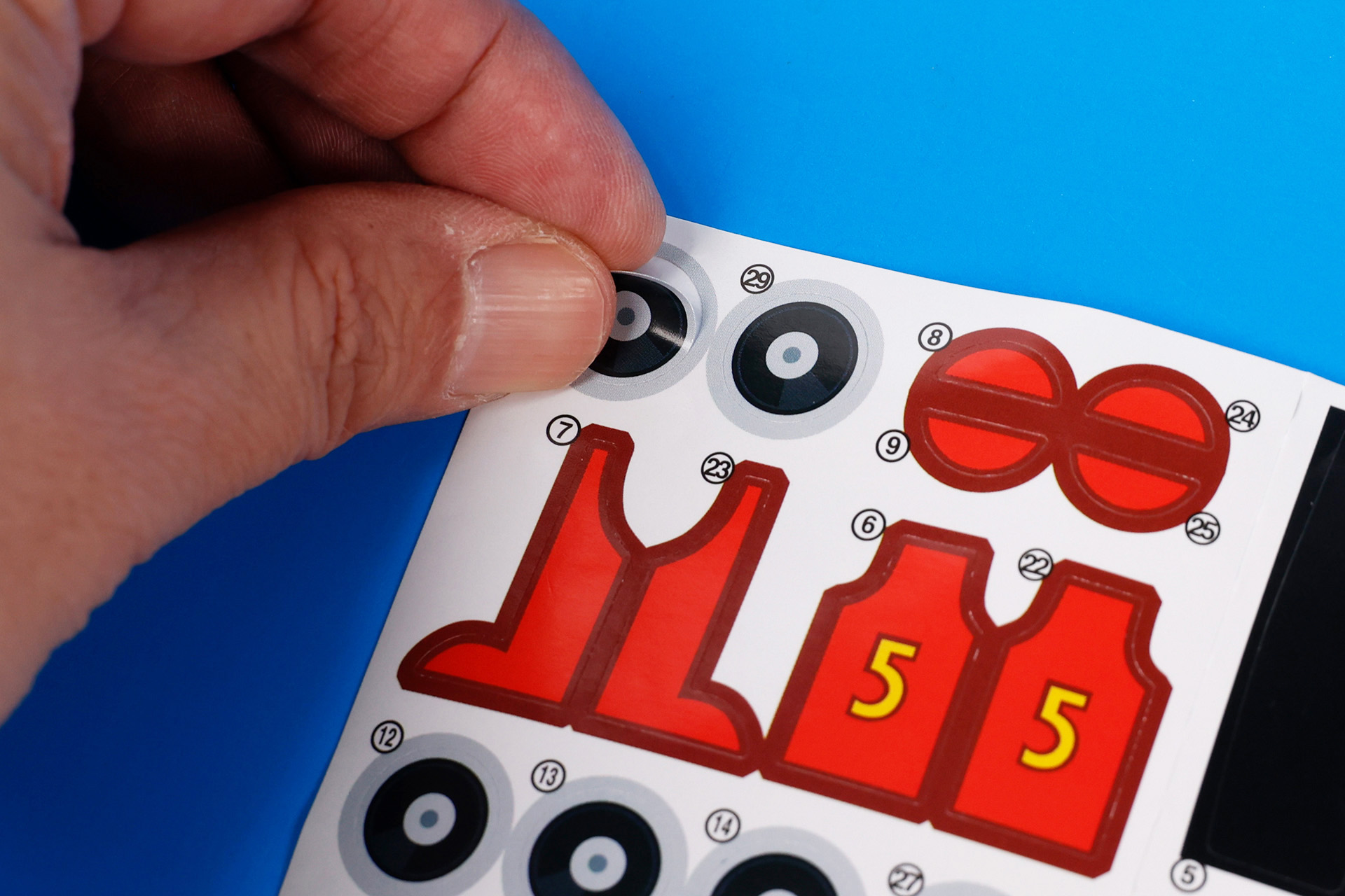 まずはシールを貼っていこう。小さいシールも多いので、ピンセットなども用意しておくと便利だ