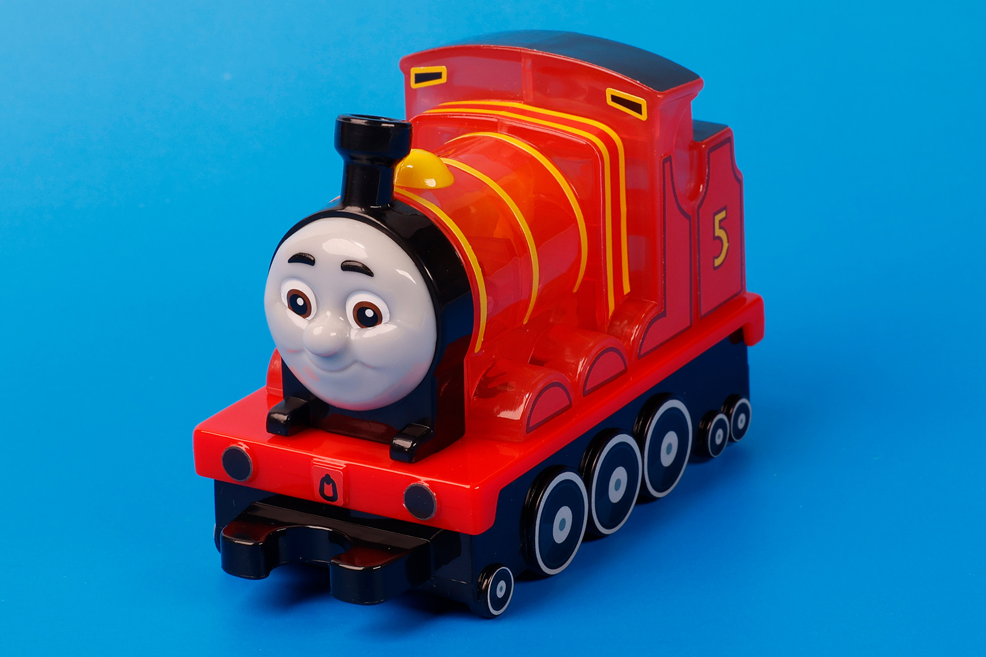 真っ赤な車両がとても印象的だ