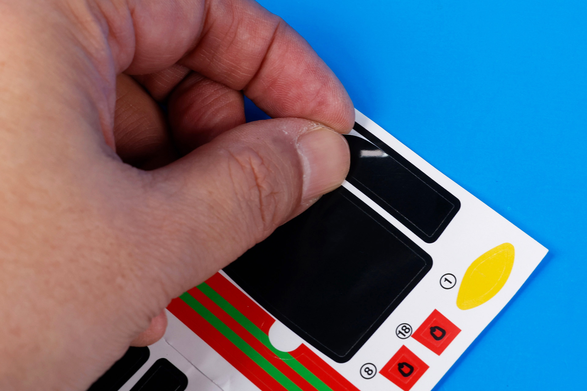 まずは「パーシー」に付属のシールを貼っていこう