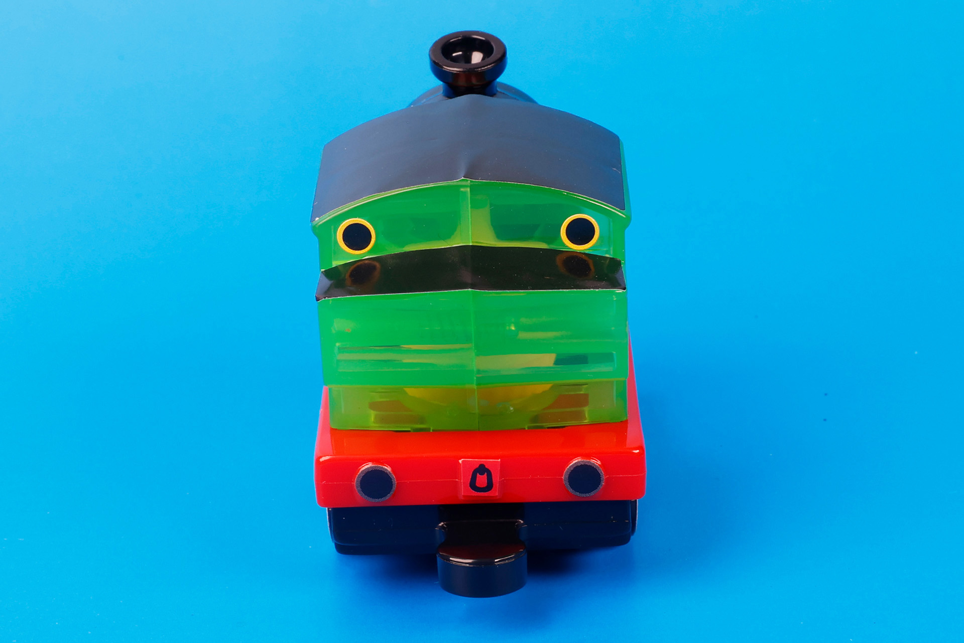 他の車両同様、背面側はスッキリとしている