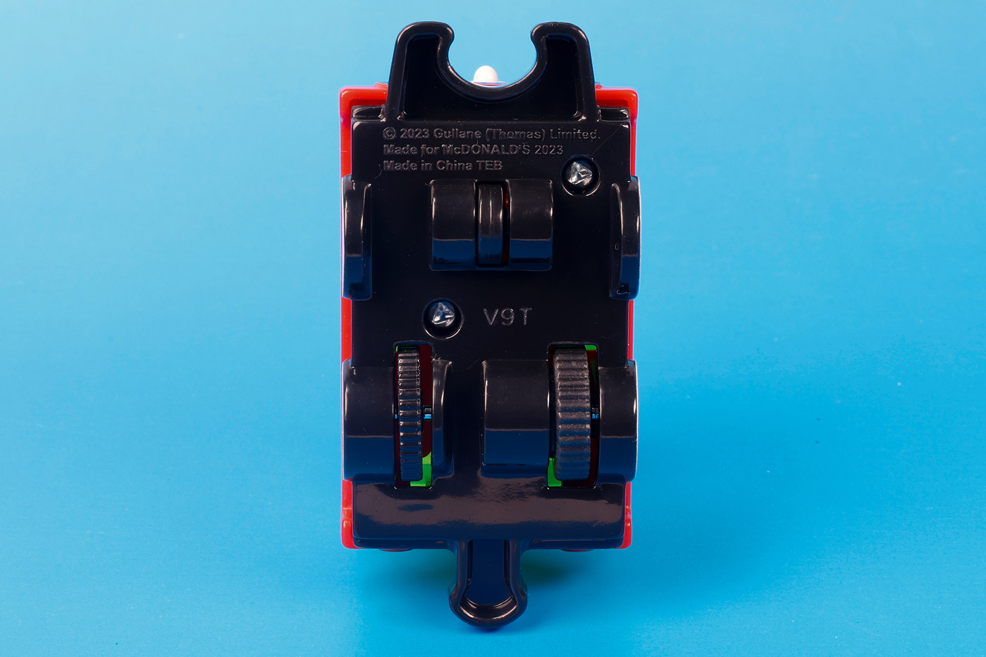 底面部取り付けられた車輪に連動して、中の仕組みが動く