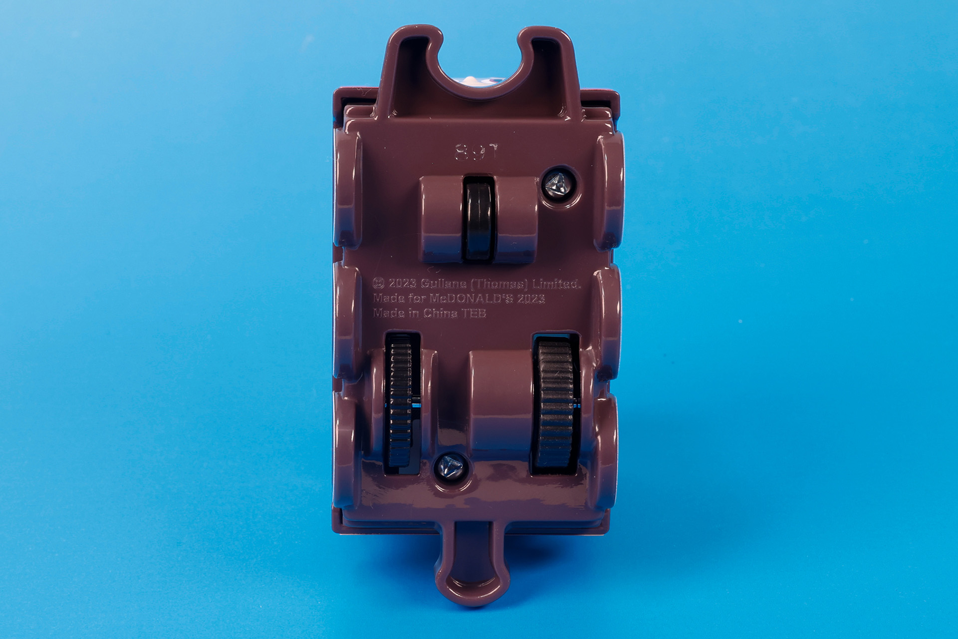 底面部分には3つの車輪が取り付けられている
