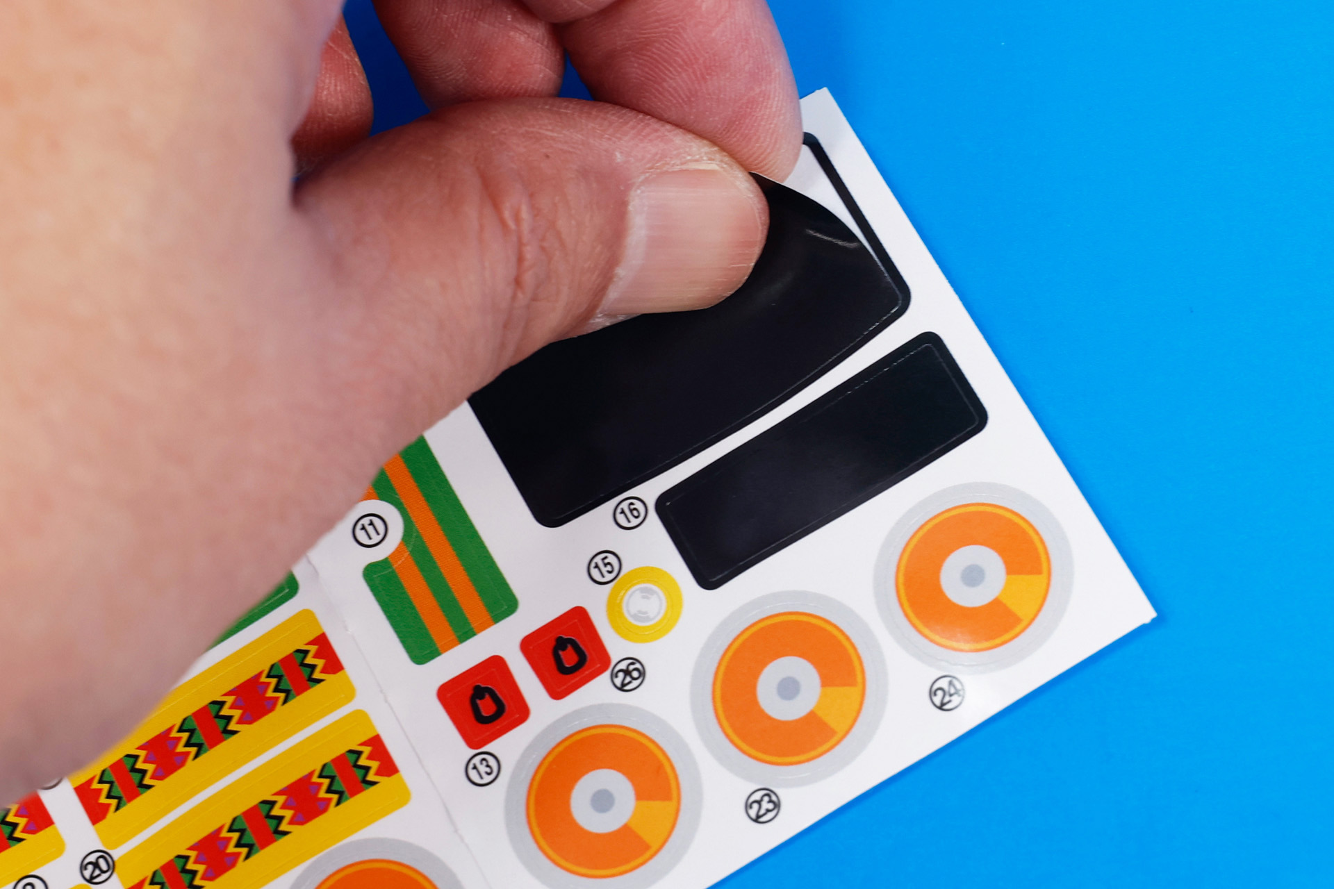 まずは、「ニア」にこちらのシールを貼っていこう