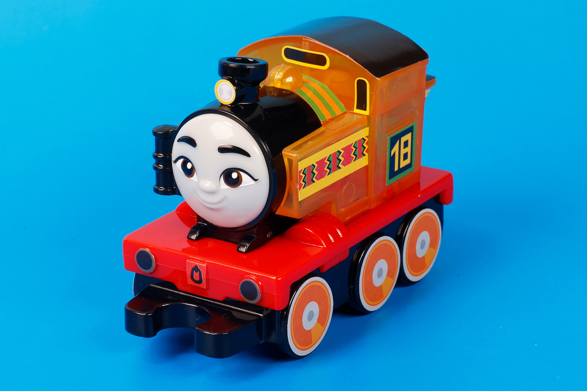 ケニア出身っぽい、オレンジ色のカラフルな色調が特徴的だ