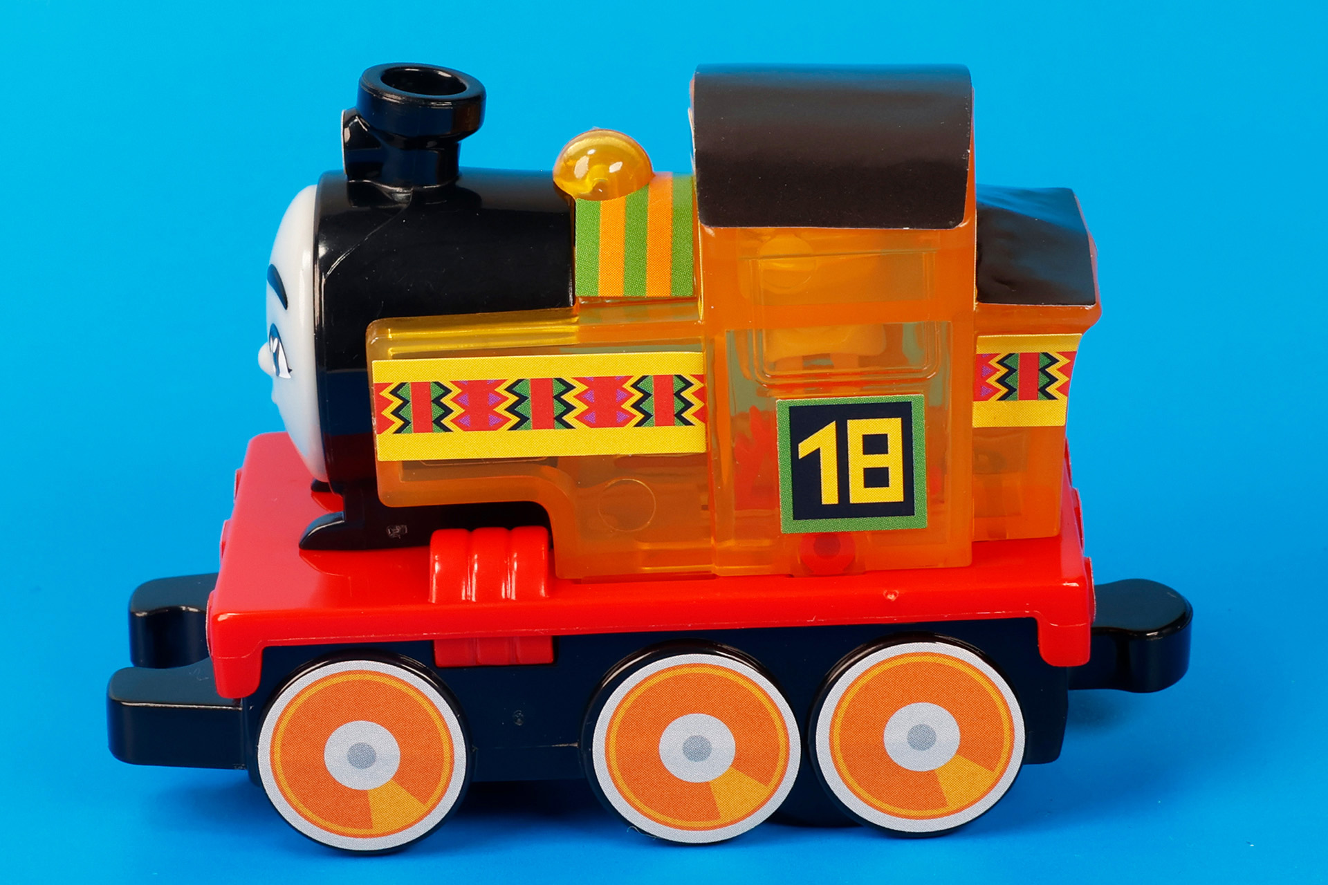 オレンジ色の部分はクリアパーツが使われており、中の構造が見える