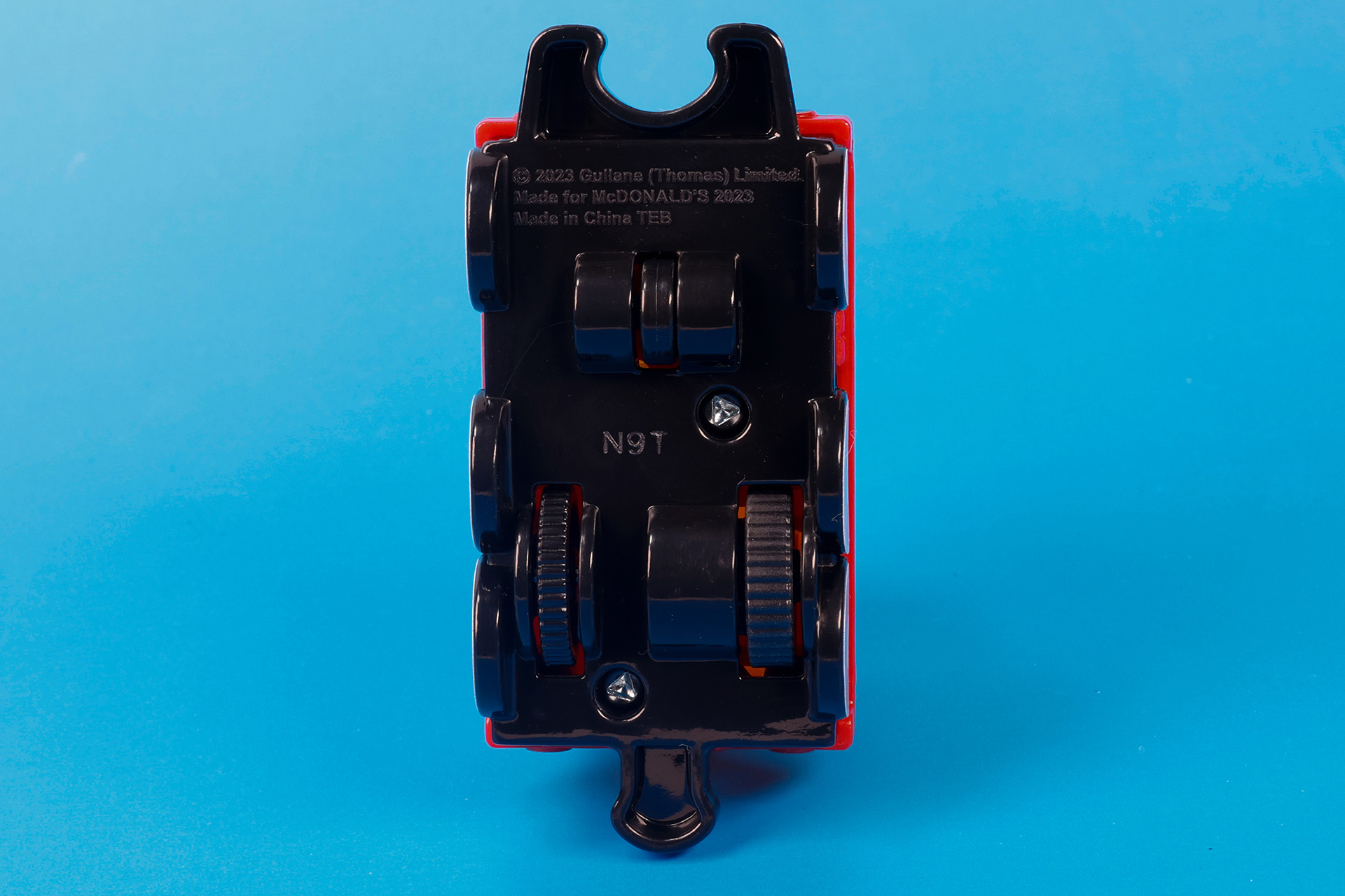 底面部分には3つの車輪が取り付けられている