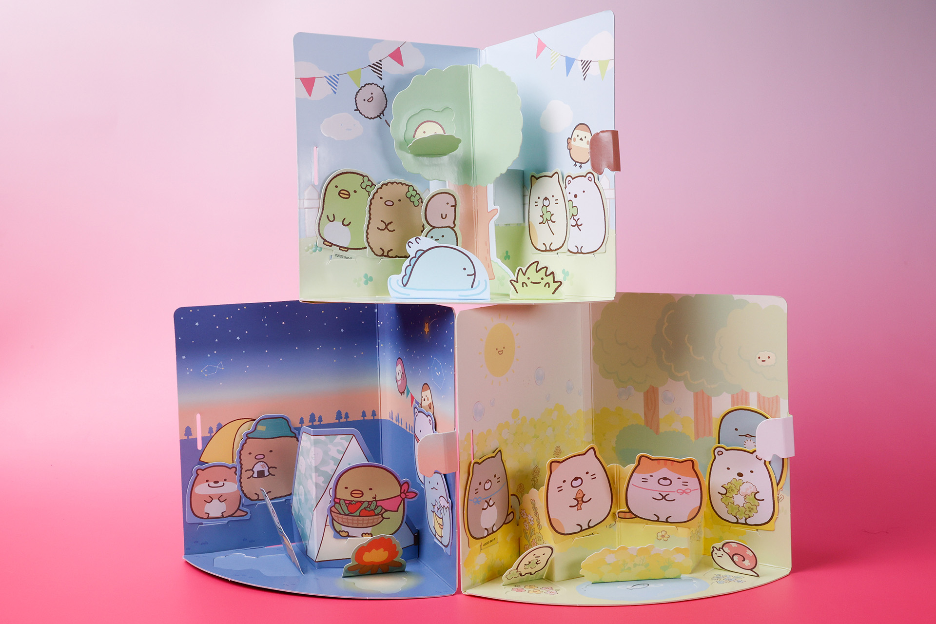 こちらが第1弾（1月13日～1月19日）のハッピーセット「すみっコぐらし」に登場するおもちゃ。写真上が、「すみっコのおさんぽ」、左下が「すみっコのナイトキャンプ」、右下が「すみっコとねこのきょうだい」